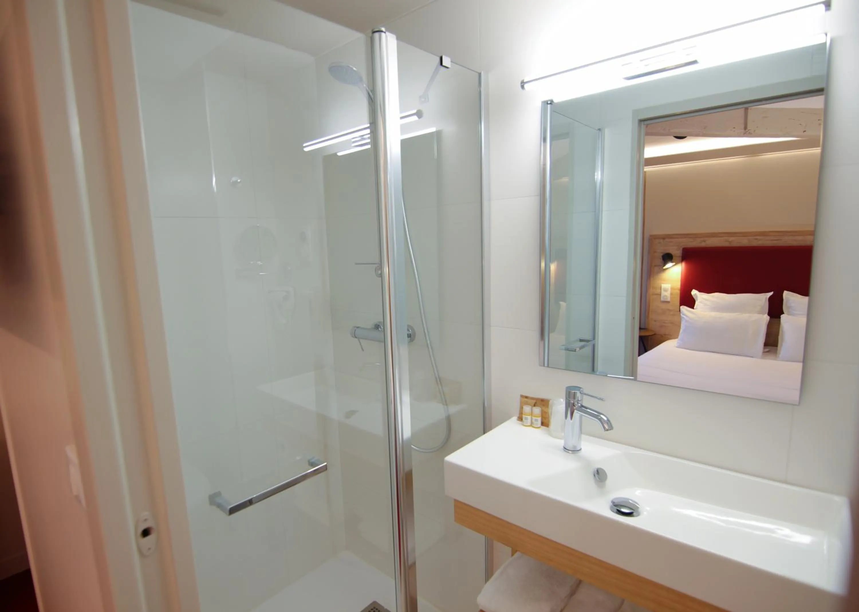 Bathroom, Bed in Hôtel Montaigne