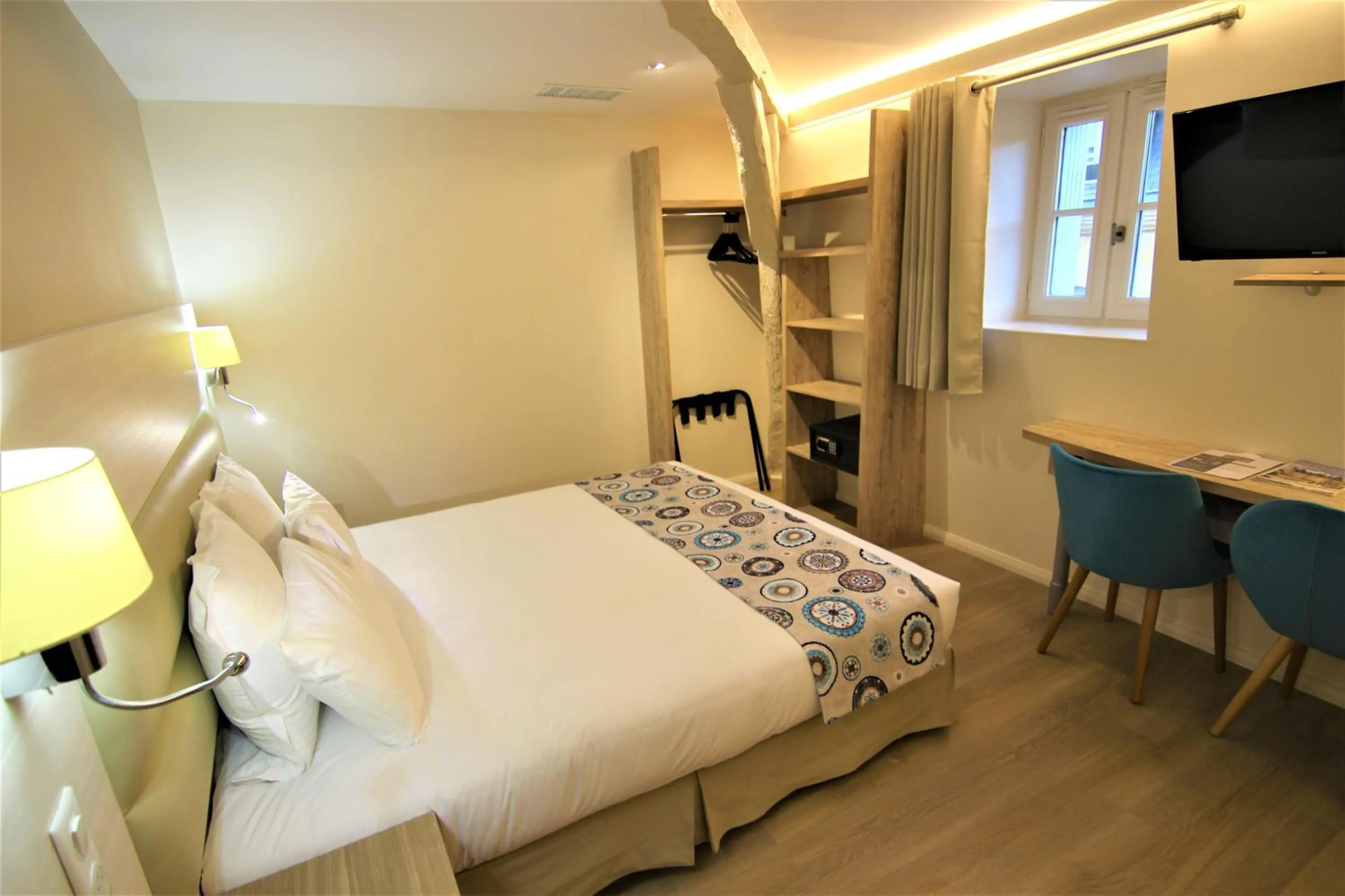 Photo of the whole room, Bed in Hôtel Montaigne