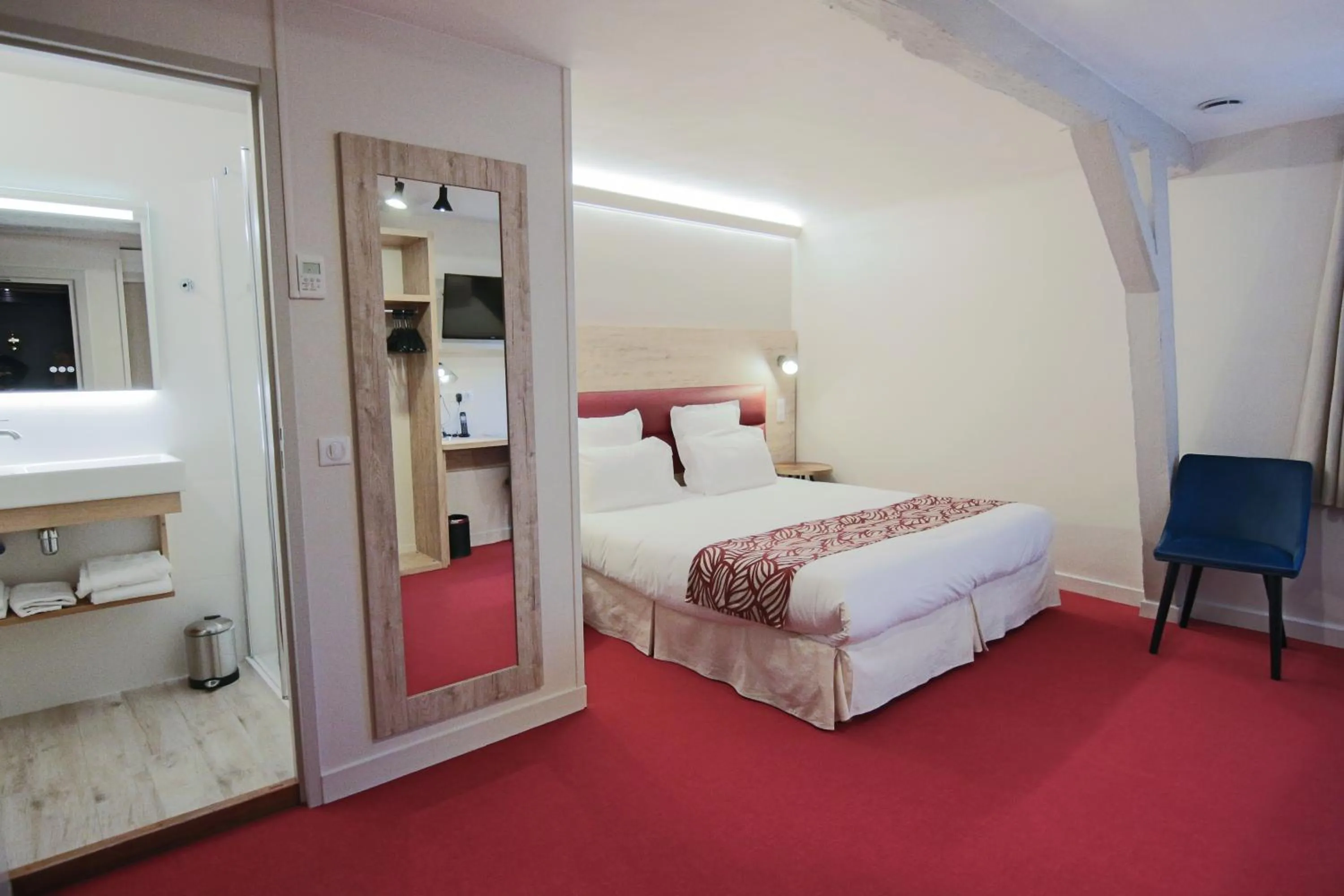 Photo of the whole room, Bed in Hôtel Montaigne