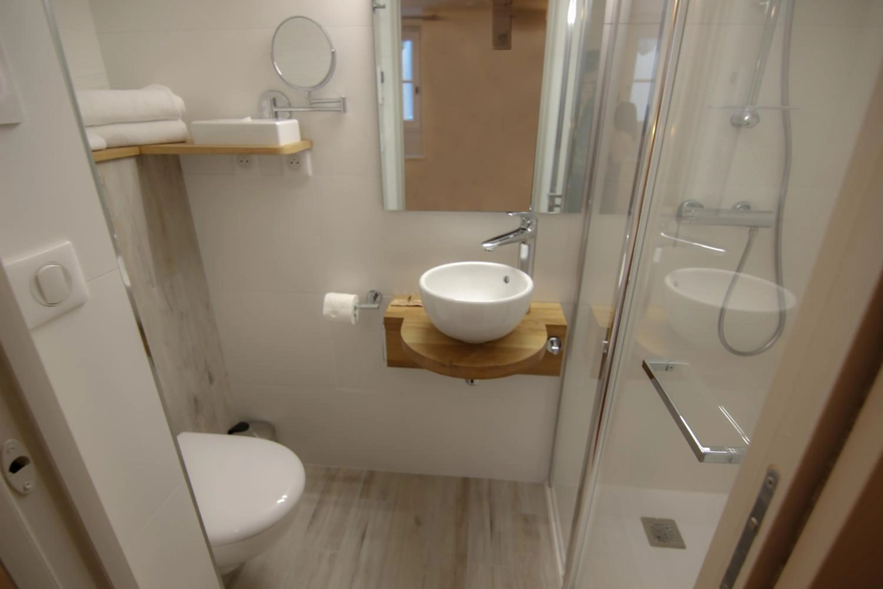 Shower in Hôtel Montaigne