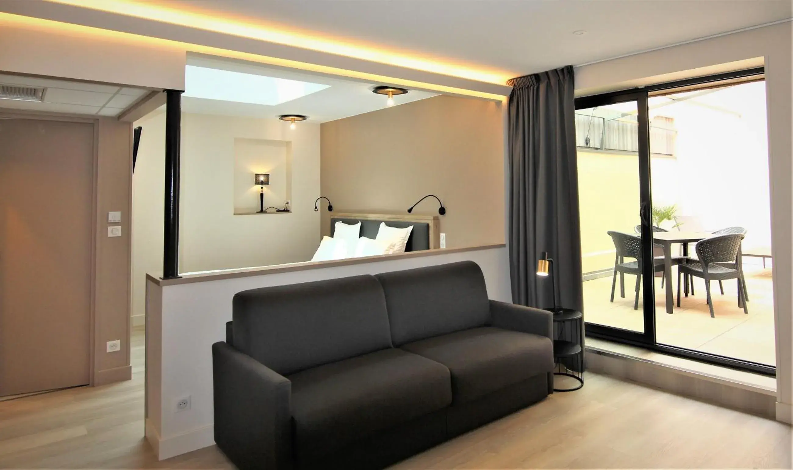 King Studio with Sofa Bed in Hôtel Montaigne King Studio with Sofa Bed in Hôtel Montaigne