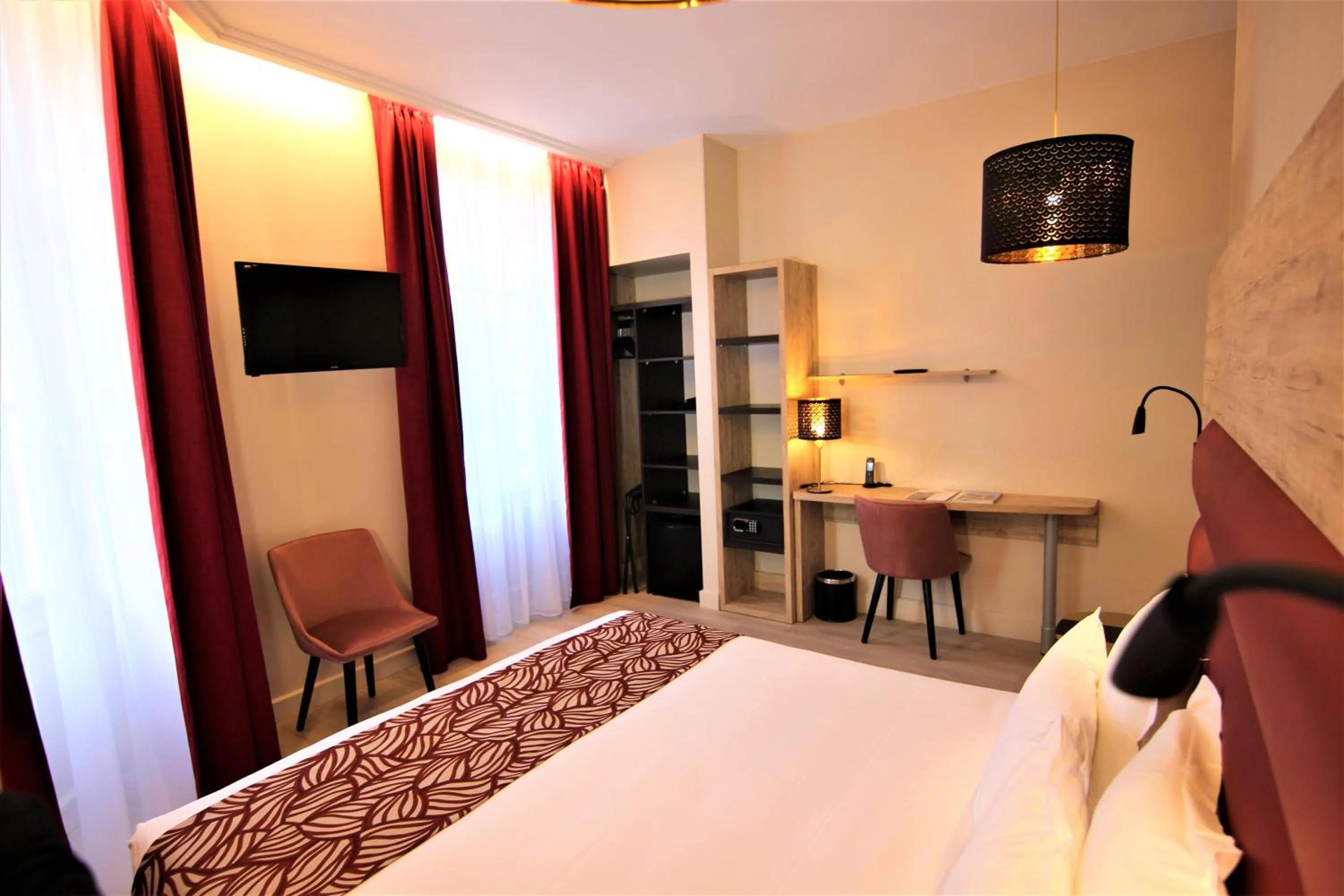 Photo of the whole room, Bed in Hôtel Montaigne