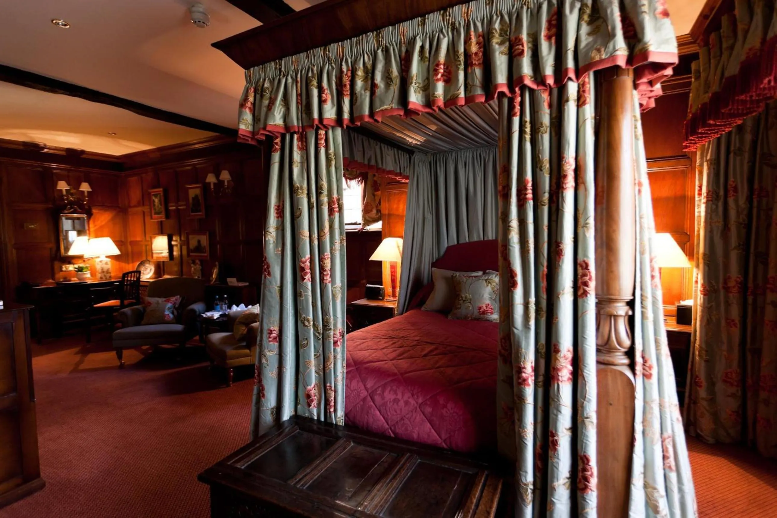 Bathroom, Bed in Buckland Manor - A Relais & Chateaux Hotel