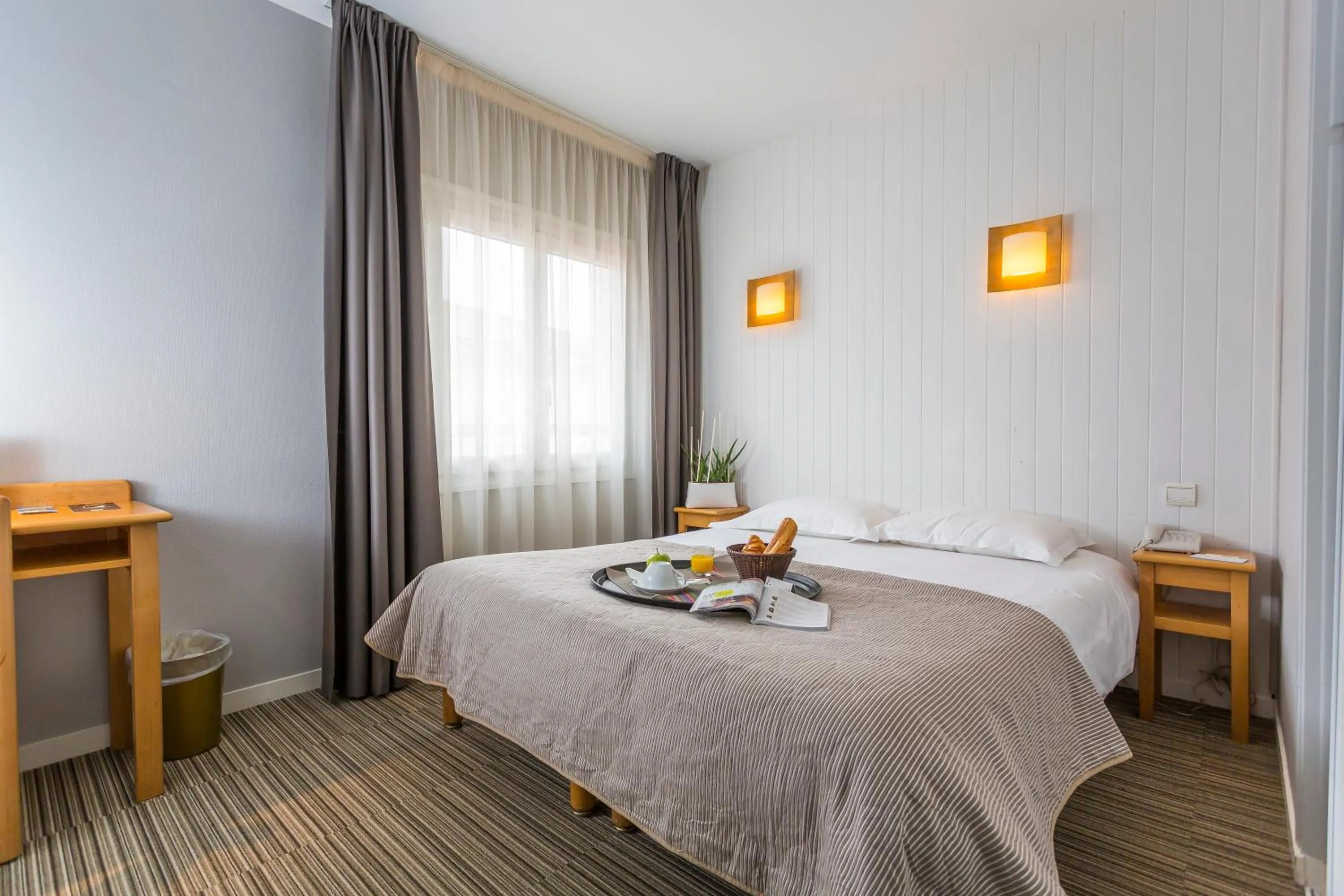 Bedroom, Bed in Logis Hôtel Le Relais