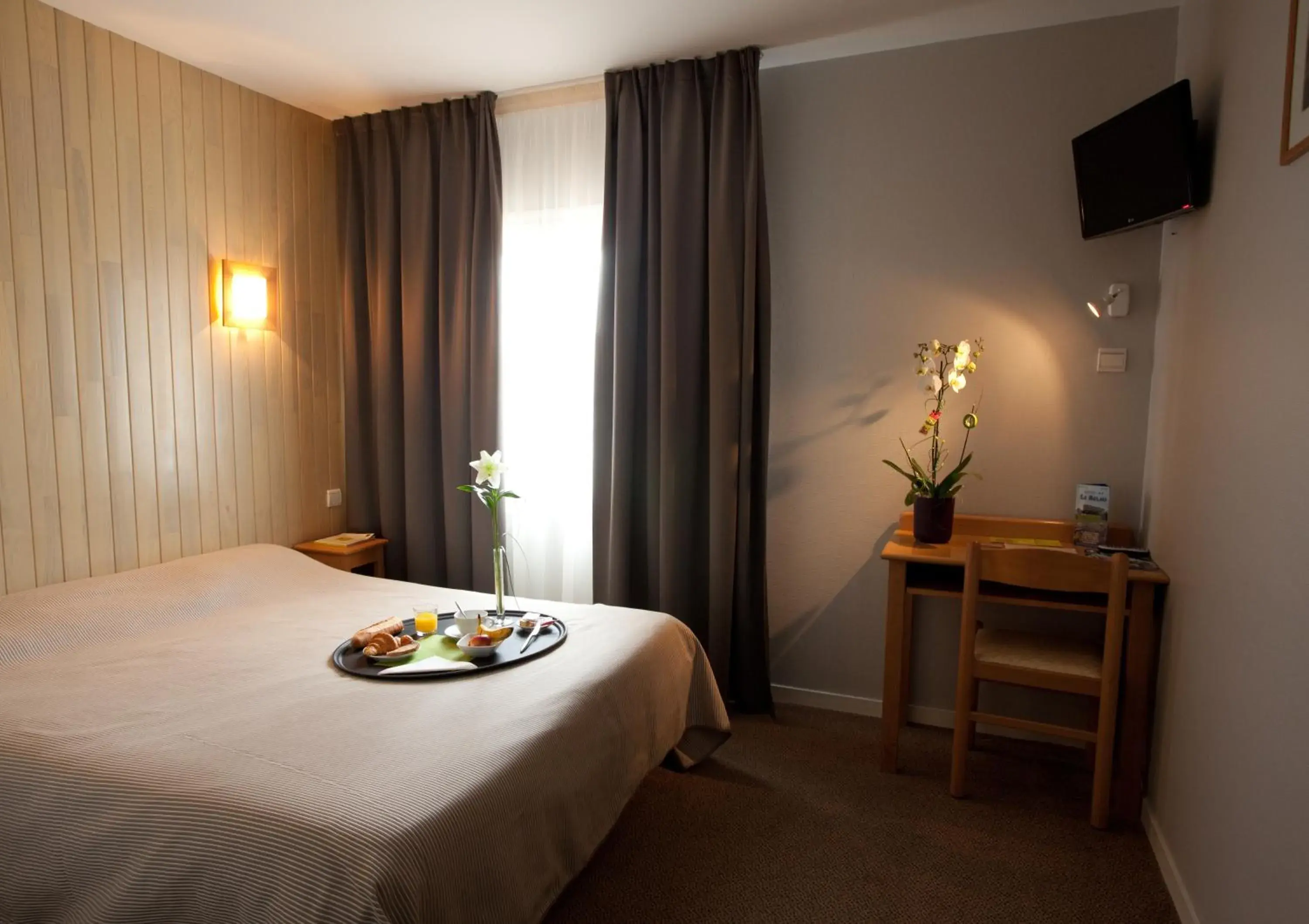 Photo of the whole room, Bed in Logis Hôtel Le Relais Photo of the whole room, Bed in Logis Hôtel Le Relais