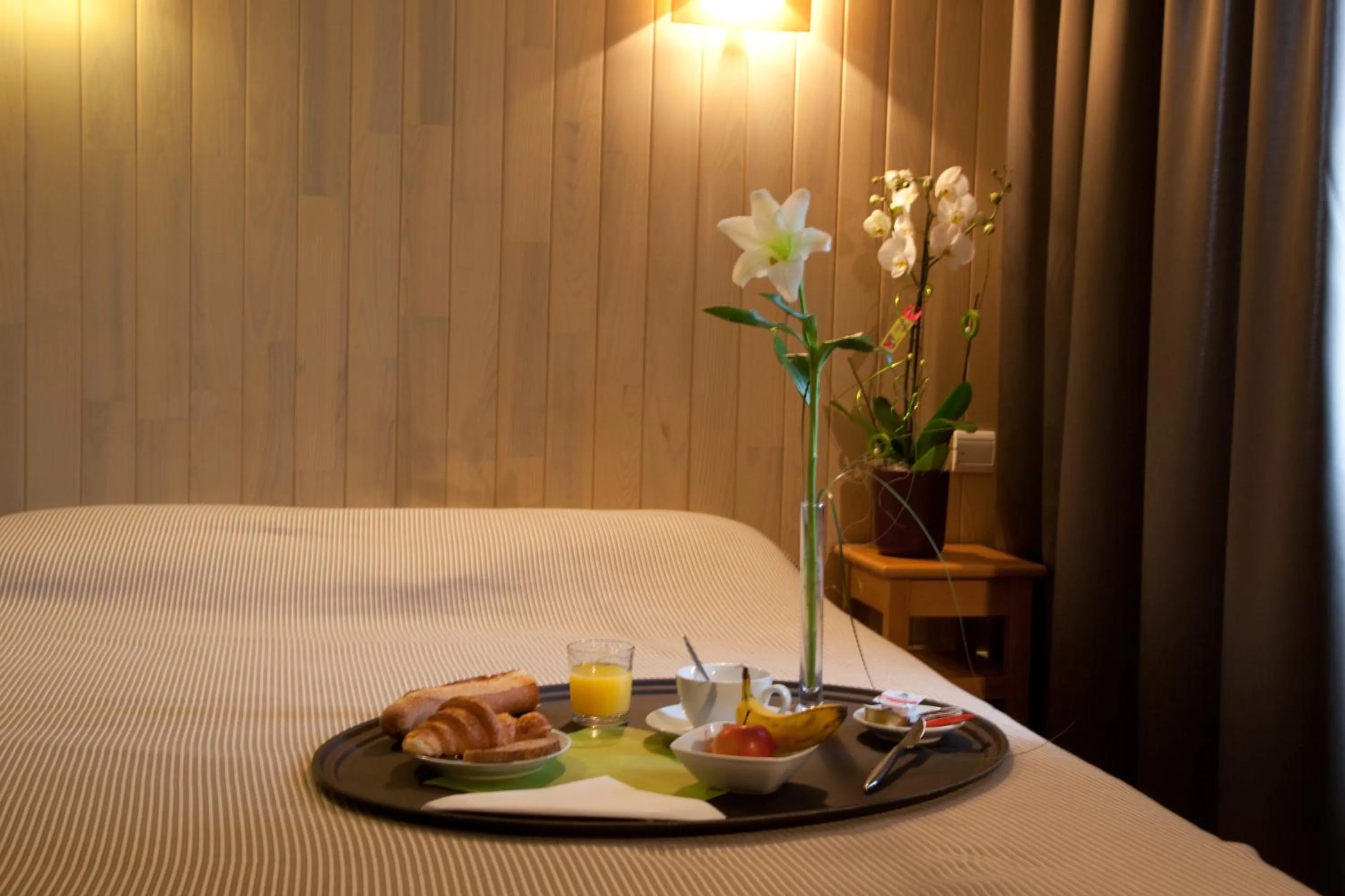 Photo of the whole room, Bed in Logis Hôtel Le Relais