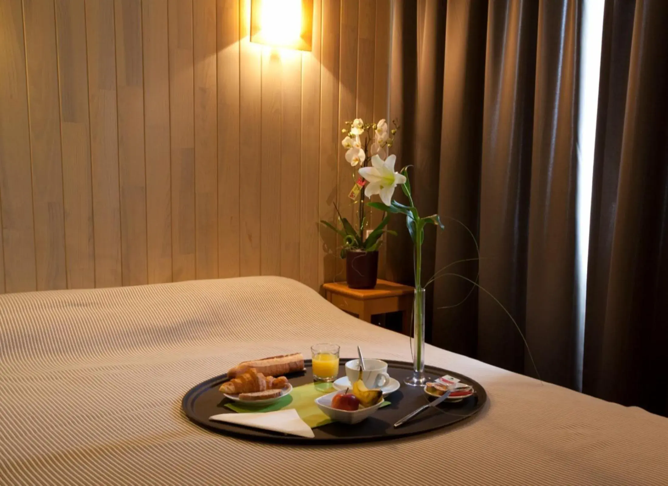 Food and drinks, Bed in Logis Hôtel Le Relais Food and drinks, Bed in Logis Hôtel Le Relais