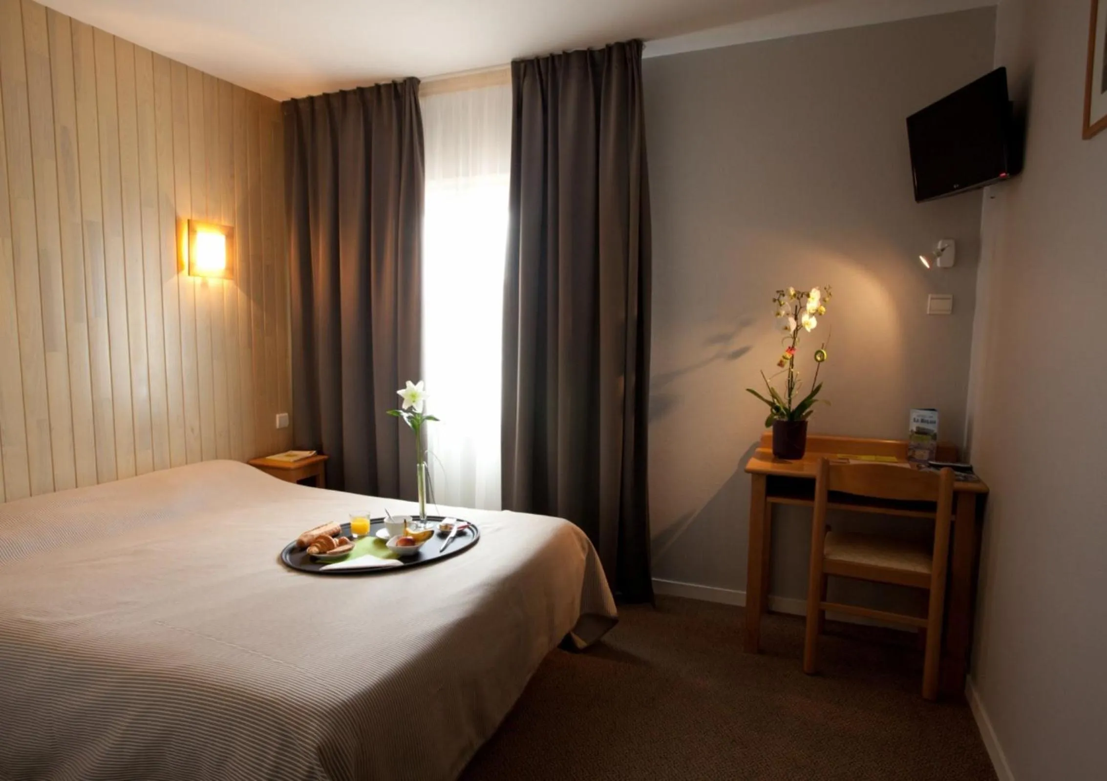 Photo of the whole room, Bed in Logis Hôtel Le Relais