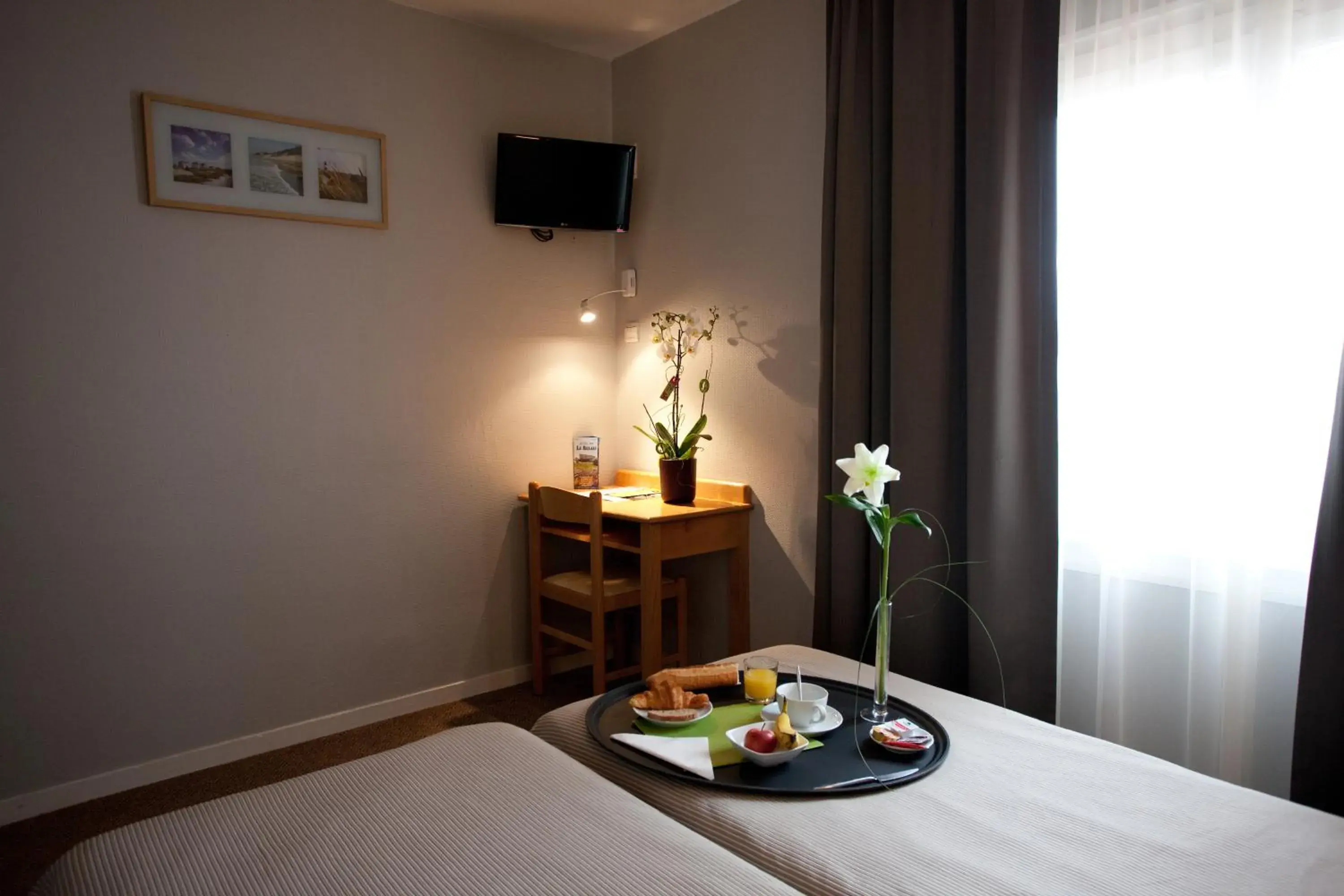 Photo of the whole room, Bed in Logis Hôtel Le Relais Photo of the whole room, Bed in Logis Hôtel Le Relais