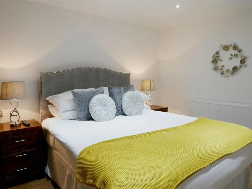 Bedroom, Bed in Norton House Hotel - Mumbles