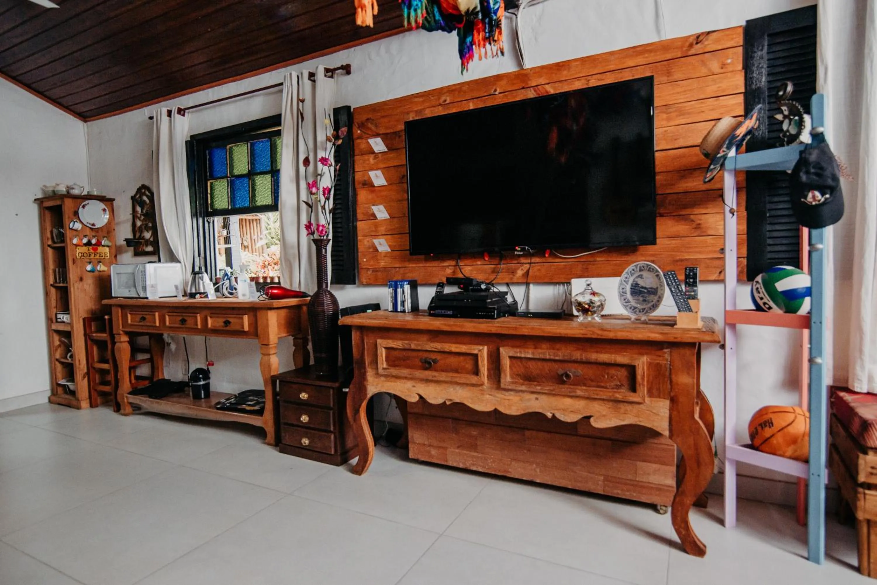 Communal lounge/ TV room in Pousada do Bispo