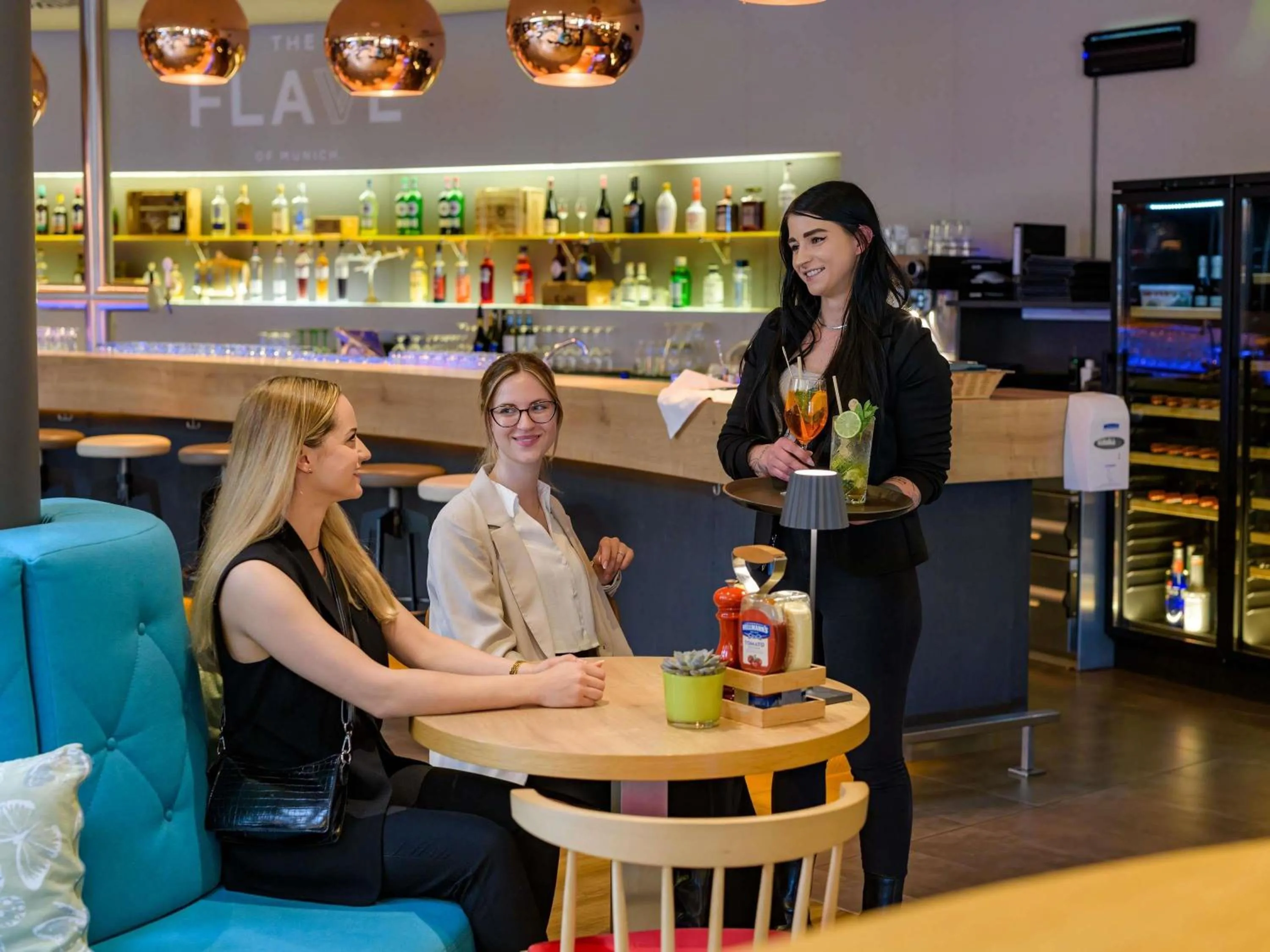 Lounge or bar in Novotel München Airport