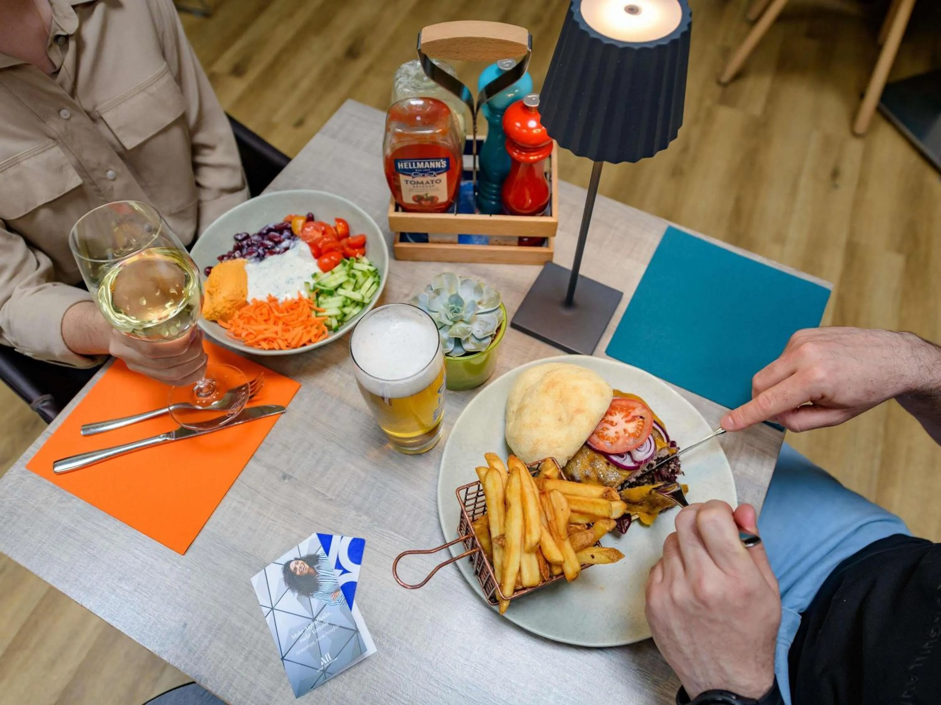 Lounge or bar in Novotel München Airport