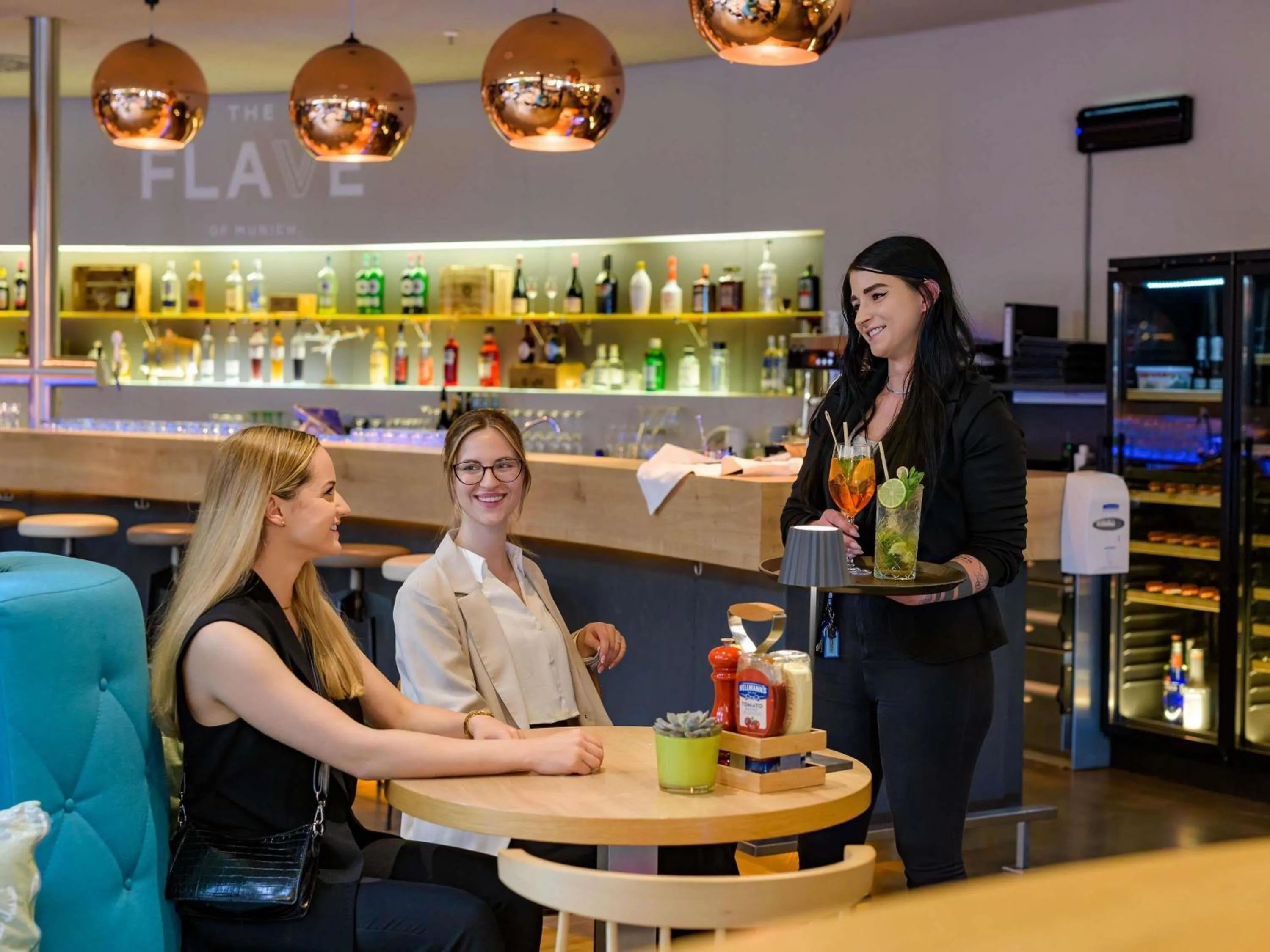 Lounge or bar in Novotel München Airport