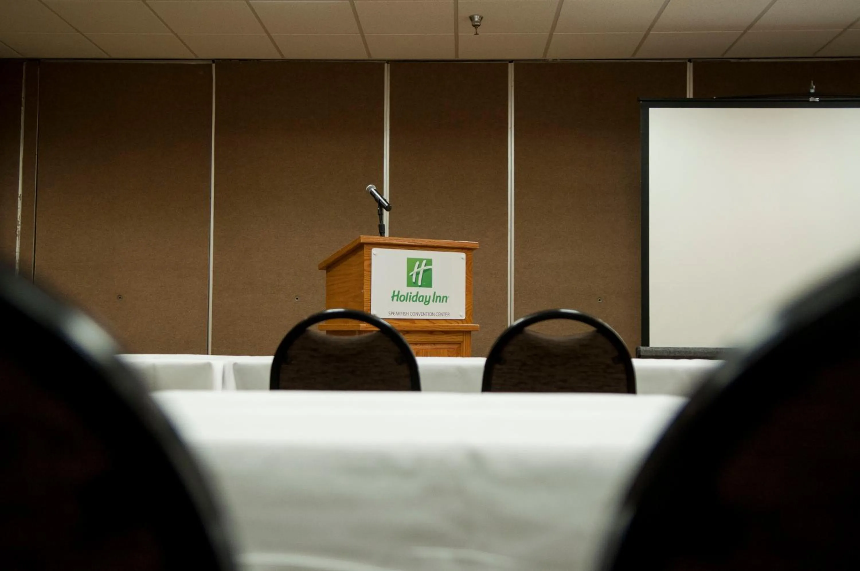 Meeting/conference room, Bed in Holiday Inn Spearfish-Convention Center by IHG