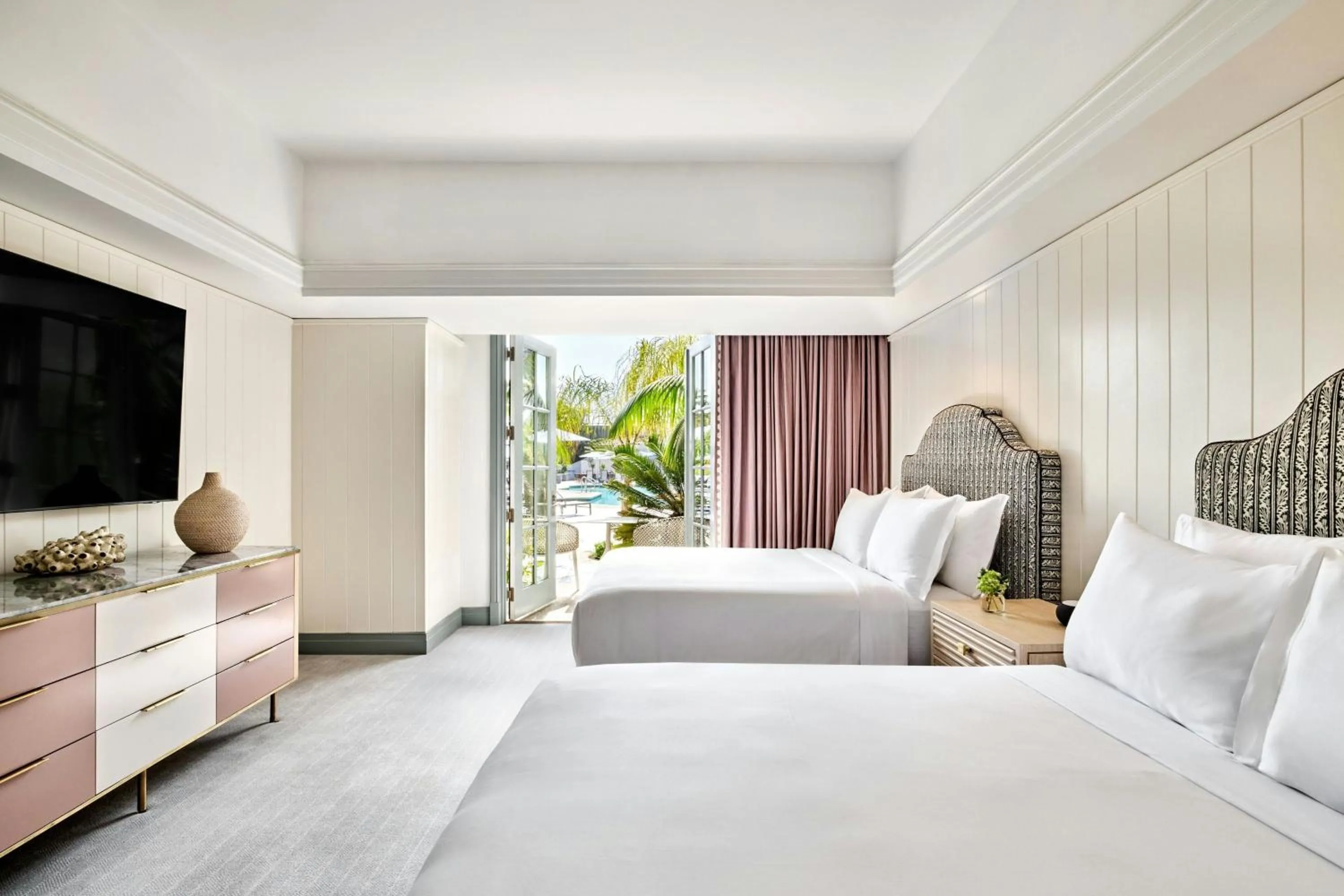 Swimming pool, Bed in The Ritz-Carlton, Laguna Niguel