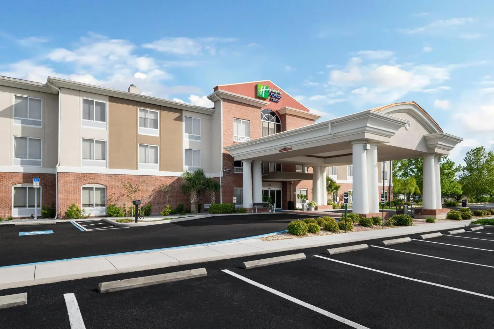 Property building in Holiday Inn Express & Suites Spring Hill by IHG Property building in Holiday Inn Express & Suites Spring Hill by IHG