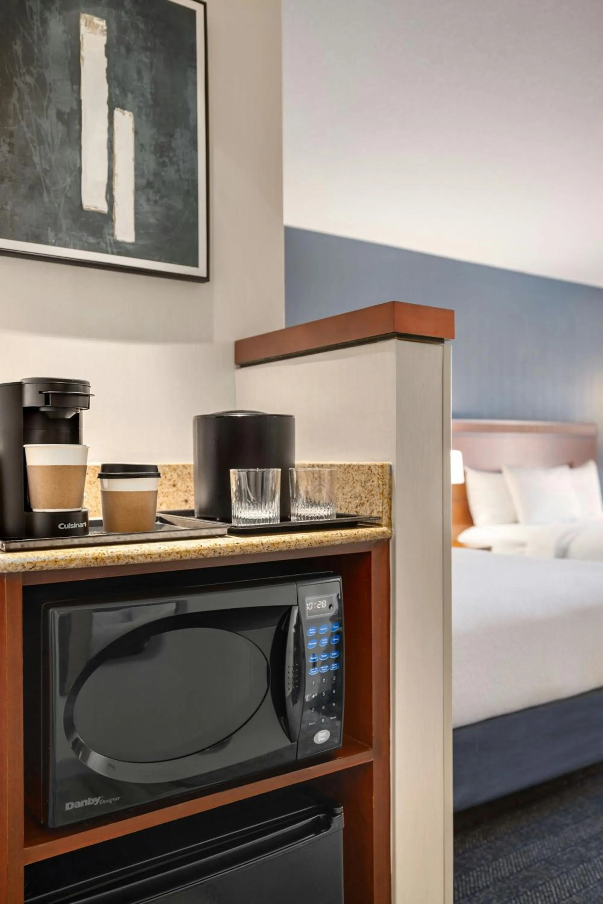 Kitchen or kitchenette, Bed in Courtyard Des Moines Ankeny