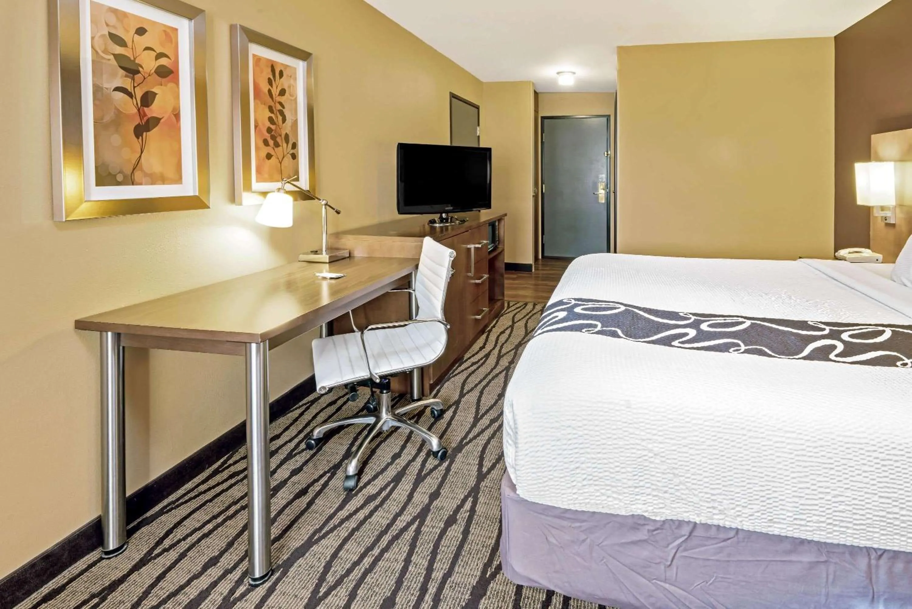 Photo of the whole room, Bed in La Quinta by Wyndham Butte