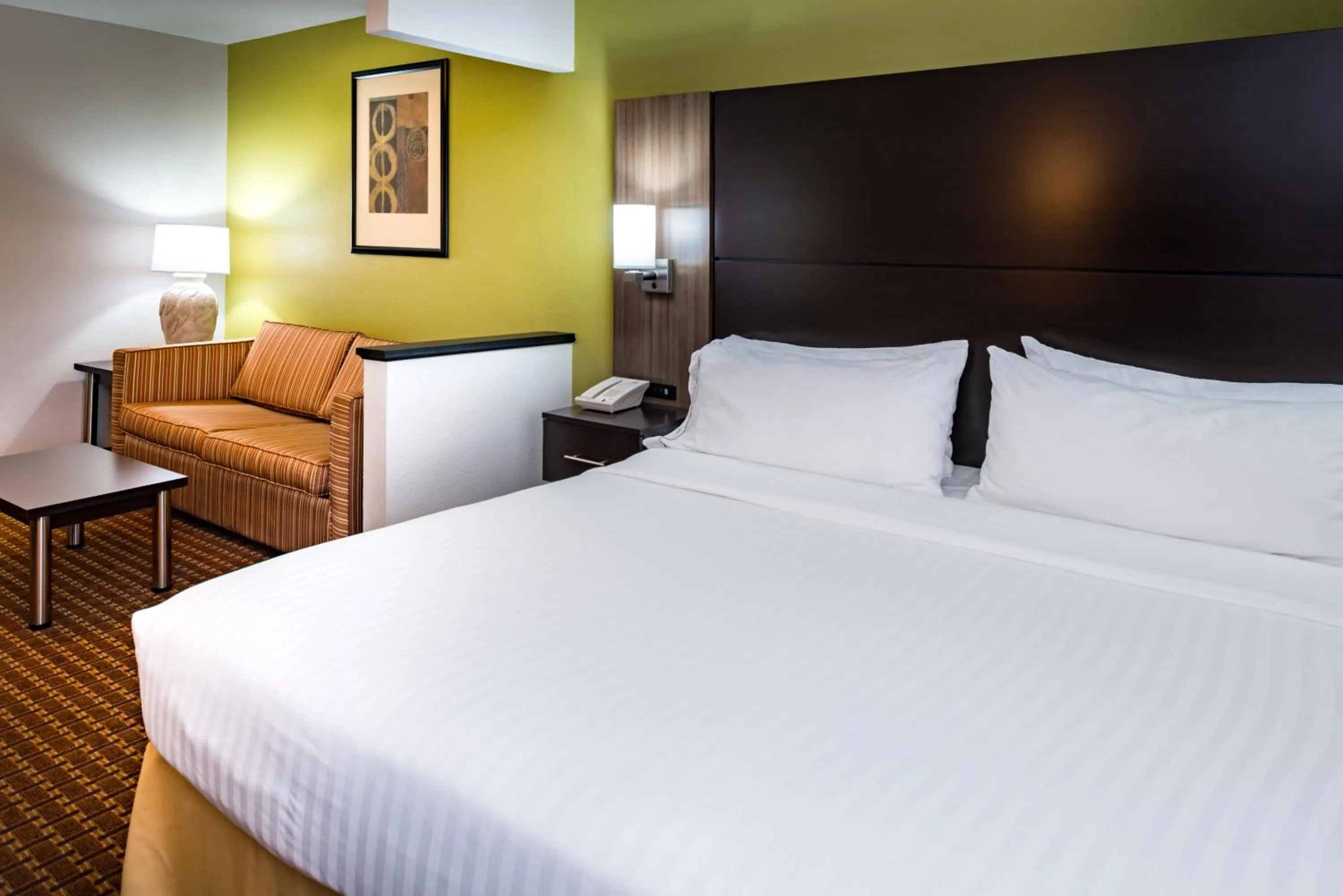 Photo of the whole room, Bed in Holiday Inn Express & Suites Bucyrus by IHG