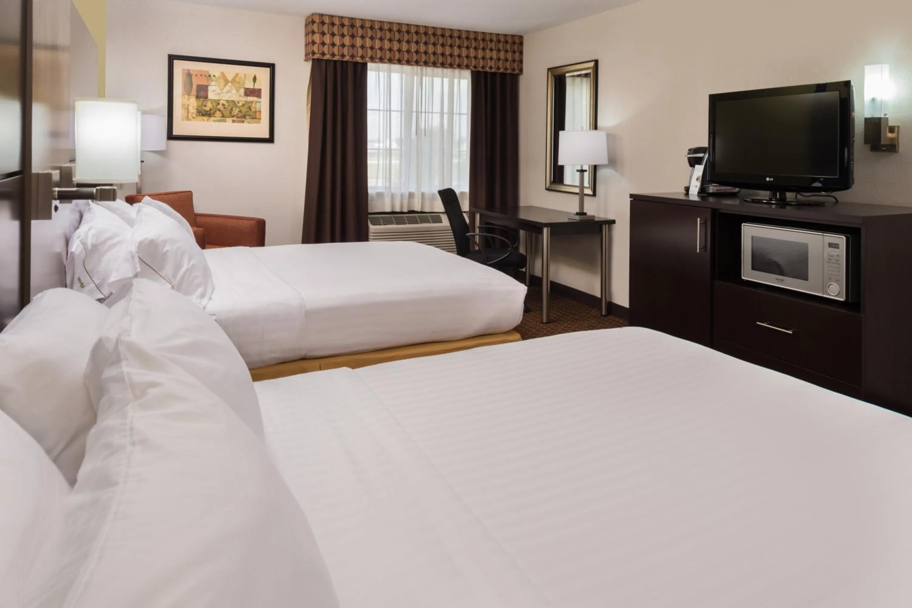 Photo of the whole room, Bed in Holiday Inn Express & Suites Bucyrus by IHG
