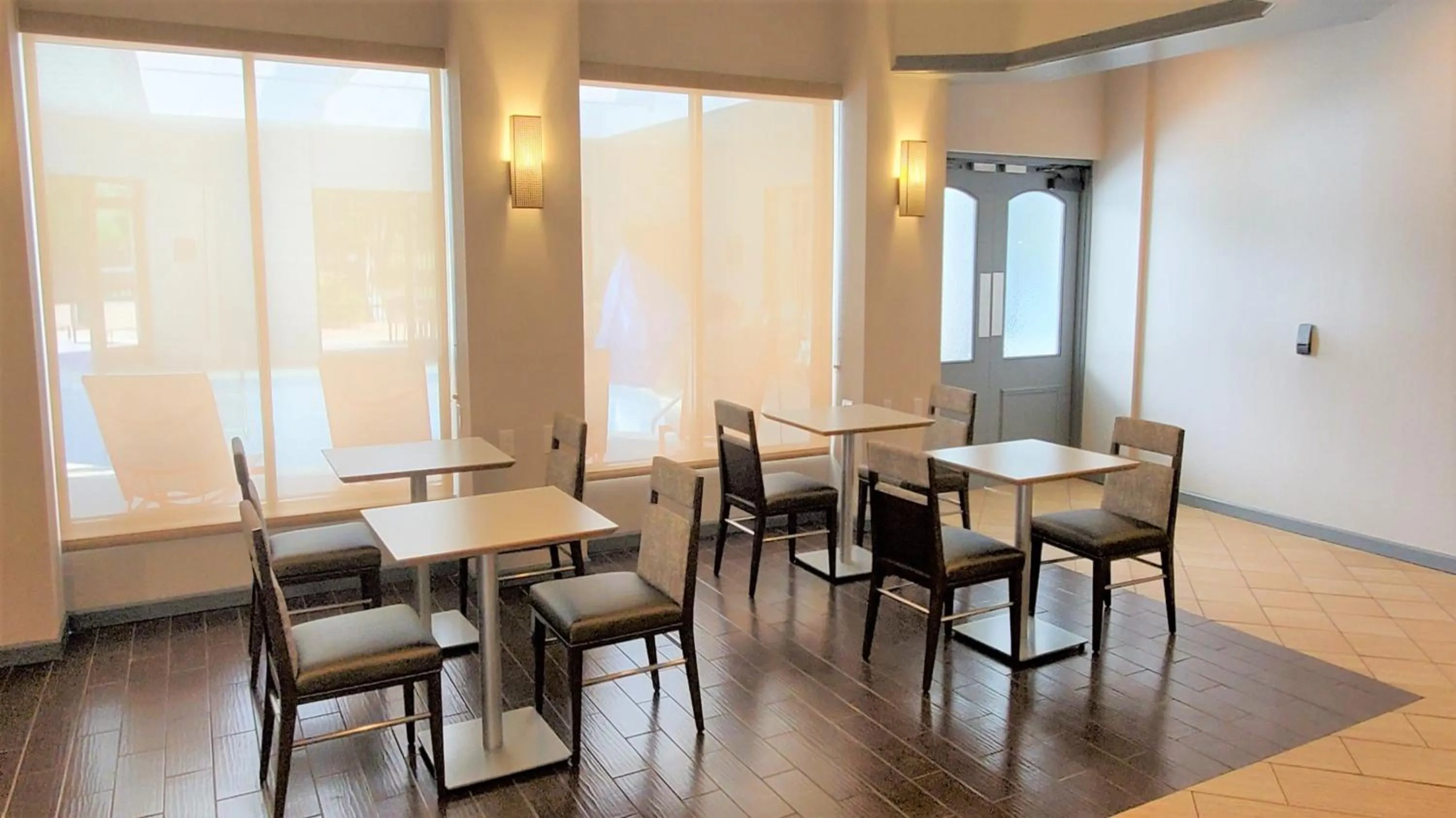 Restaurant/places to eat in Holiday Inn Staunton Conference Center by IHG