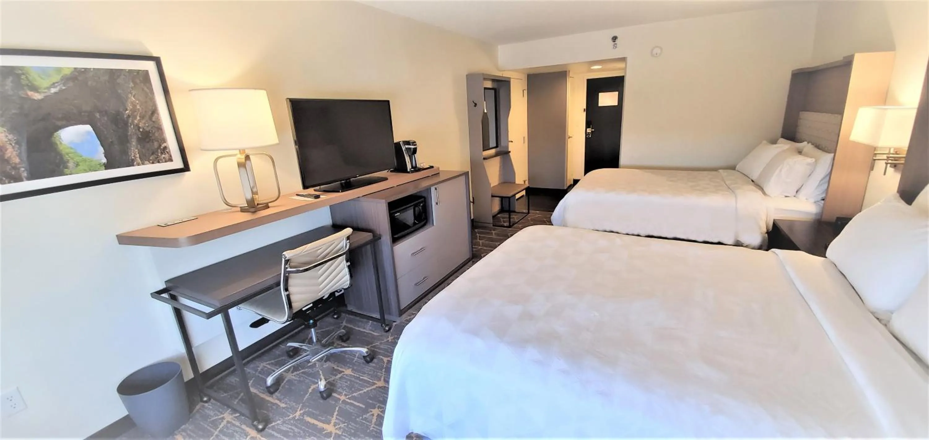 Photo of the whole room, Bed in Holiday Inn Staunton Conference Center by IHG