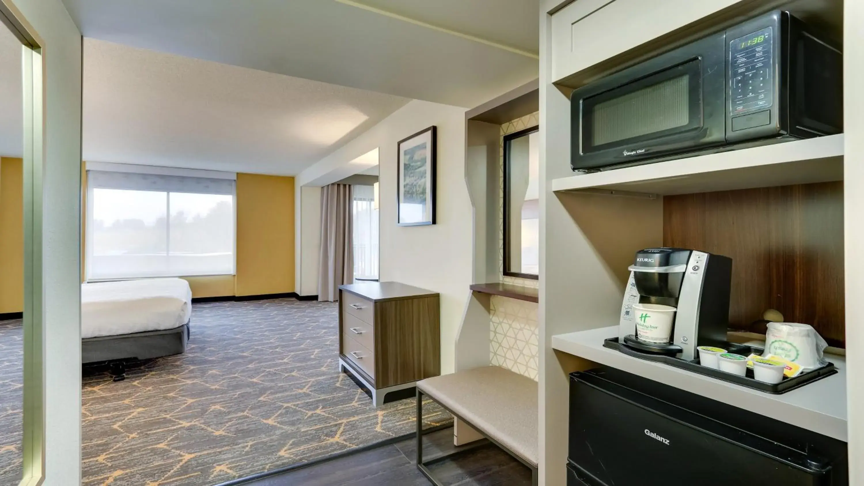 King Room with Tub and Balcony - Communications/Mobility Accessible in Holiday Inn Staunton Conference Center by IHG King Room with Tub and Balcony - Communications/Mobility Accessible in Holiday Inn Staunton Conference Center by IHG