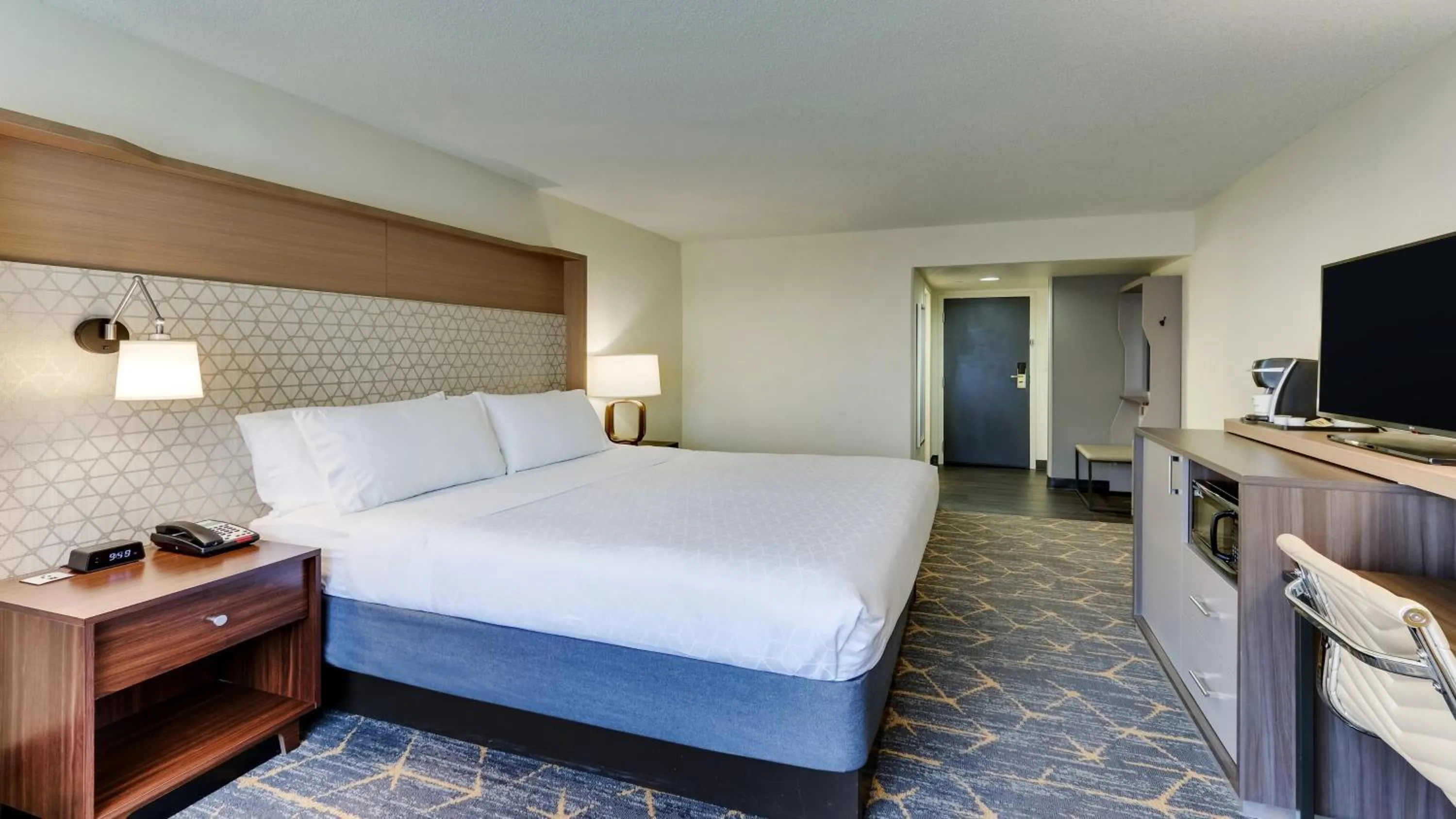 Photo of the whole room, Bed in Holiday Inn Staunton Conference Center by IHG