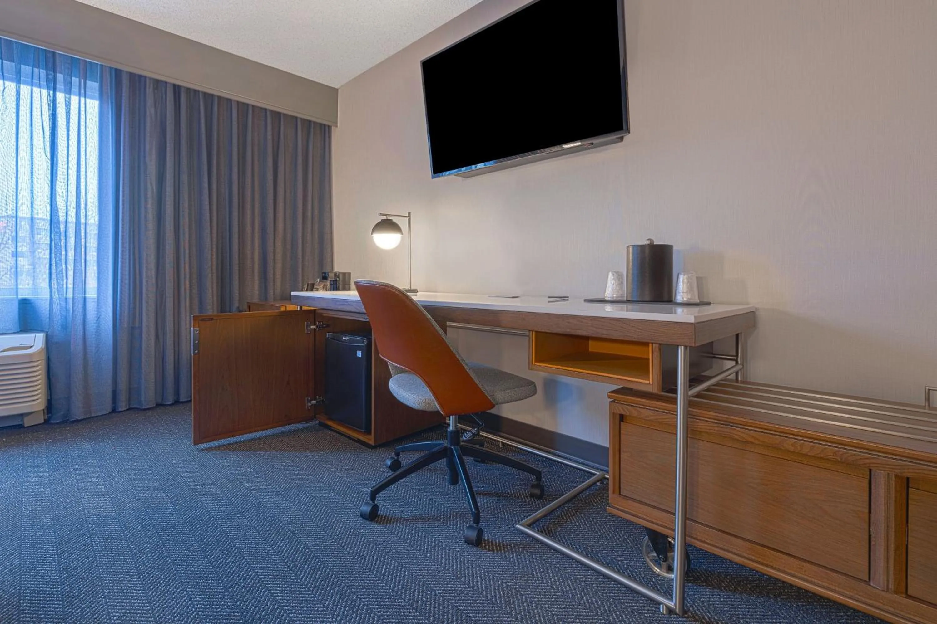 Photo of the whole room in Courtyard by Marriott Portland Southeast/Clackamas