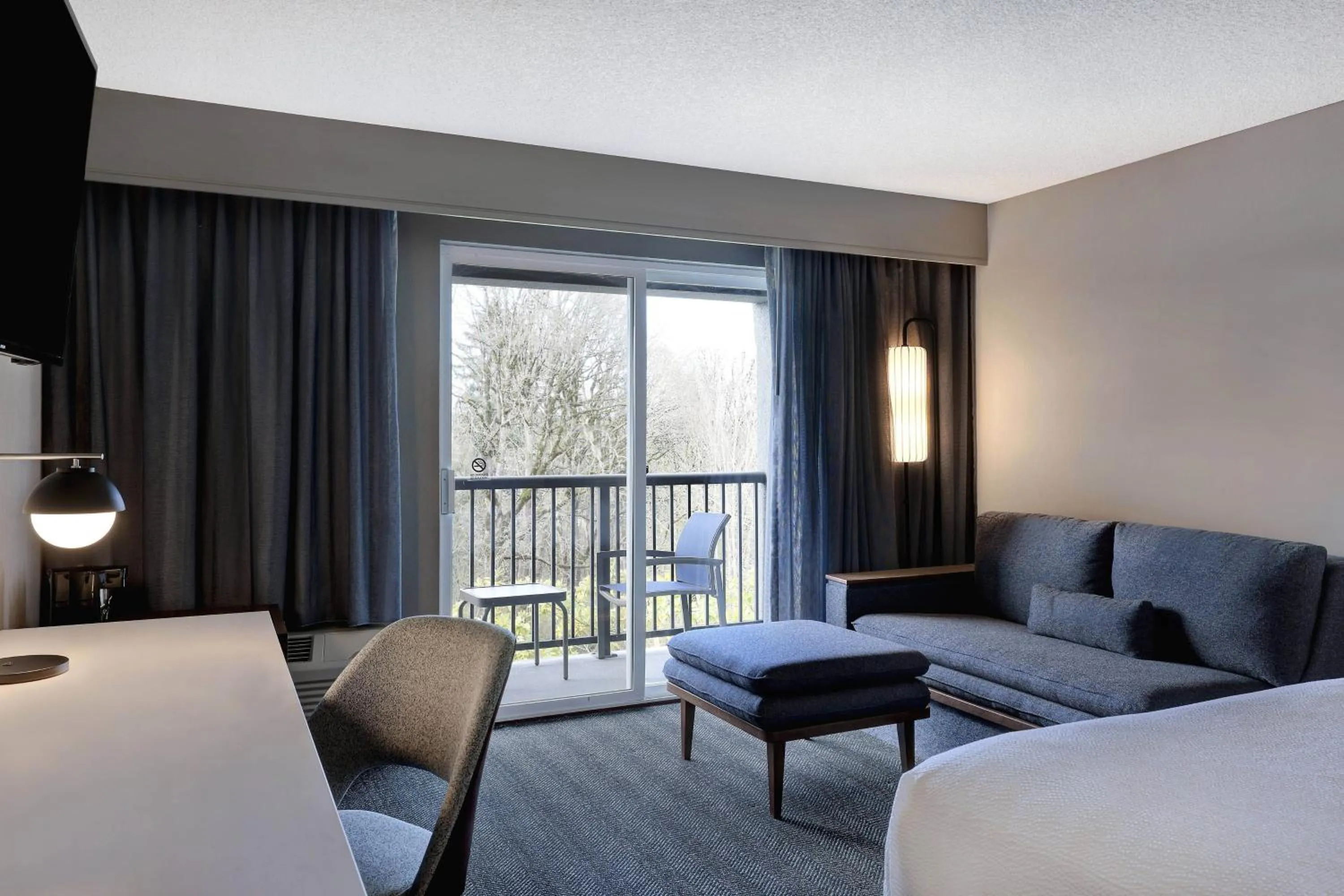 Photo of the whole room, Bed in Courtyard by Marriott Portland Southeast/Clackamas