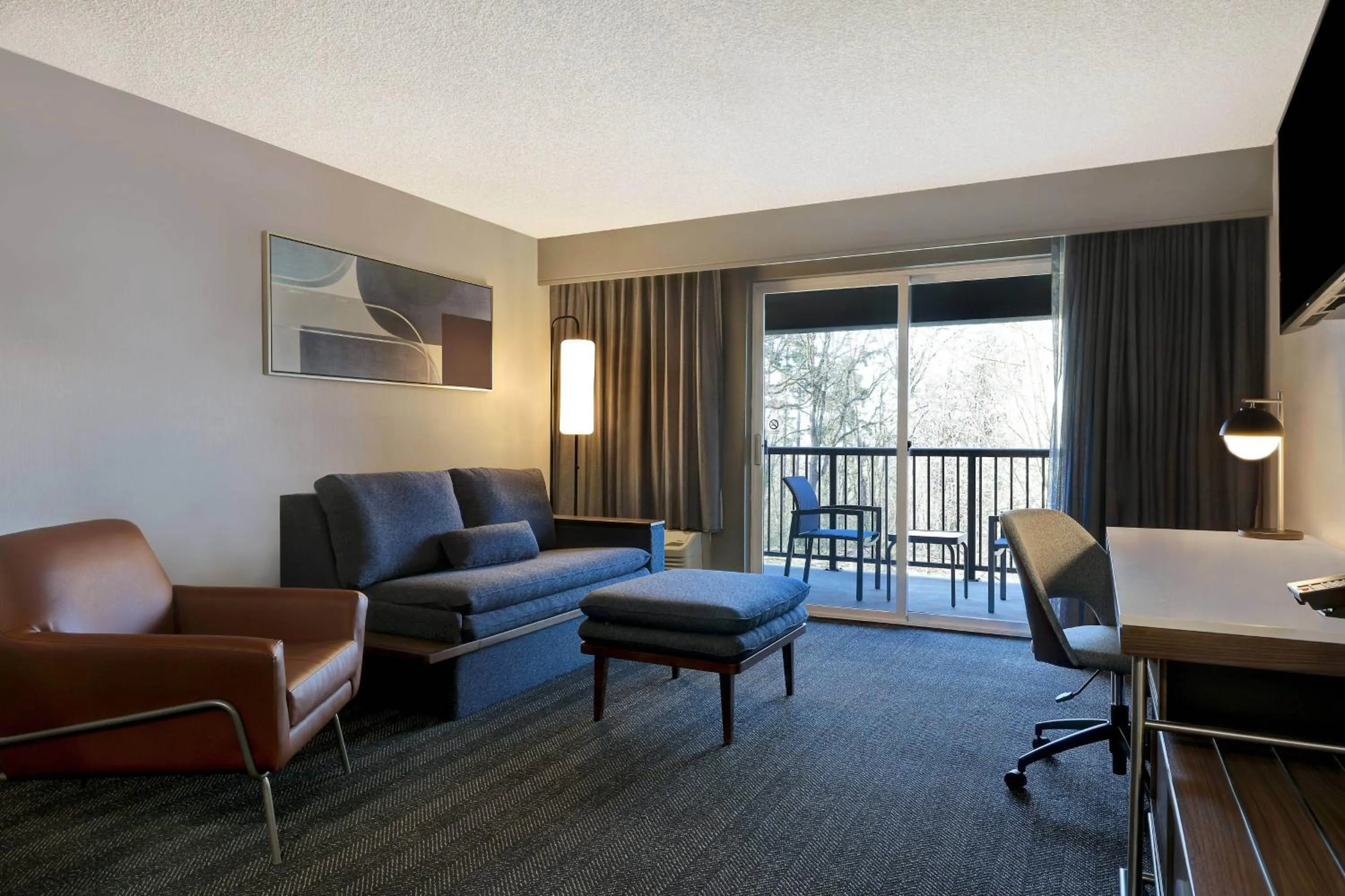 Living room in Courtyard by Marriott Portland Southeast/Clackamas