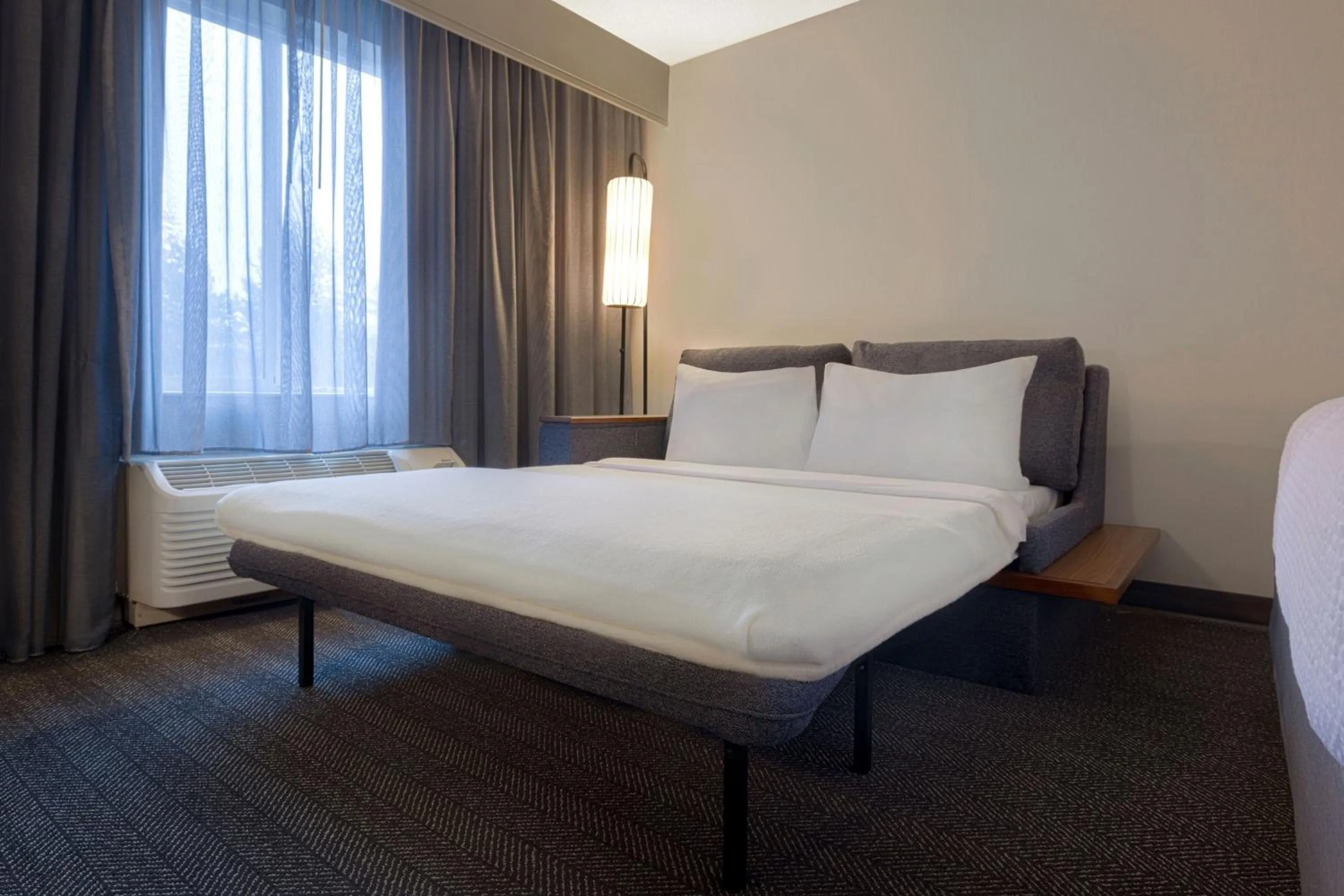 Photo of the whole room, Bed in Courtyard by Marriott Portland Southeast/Clackamas