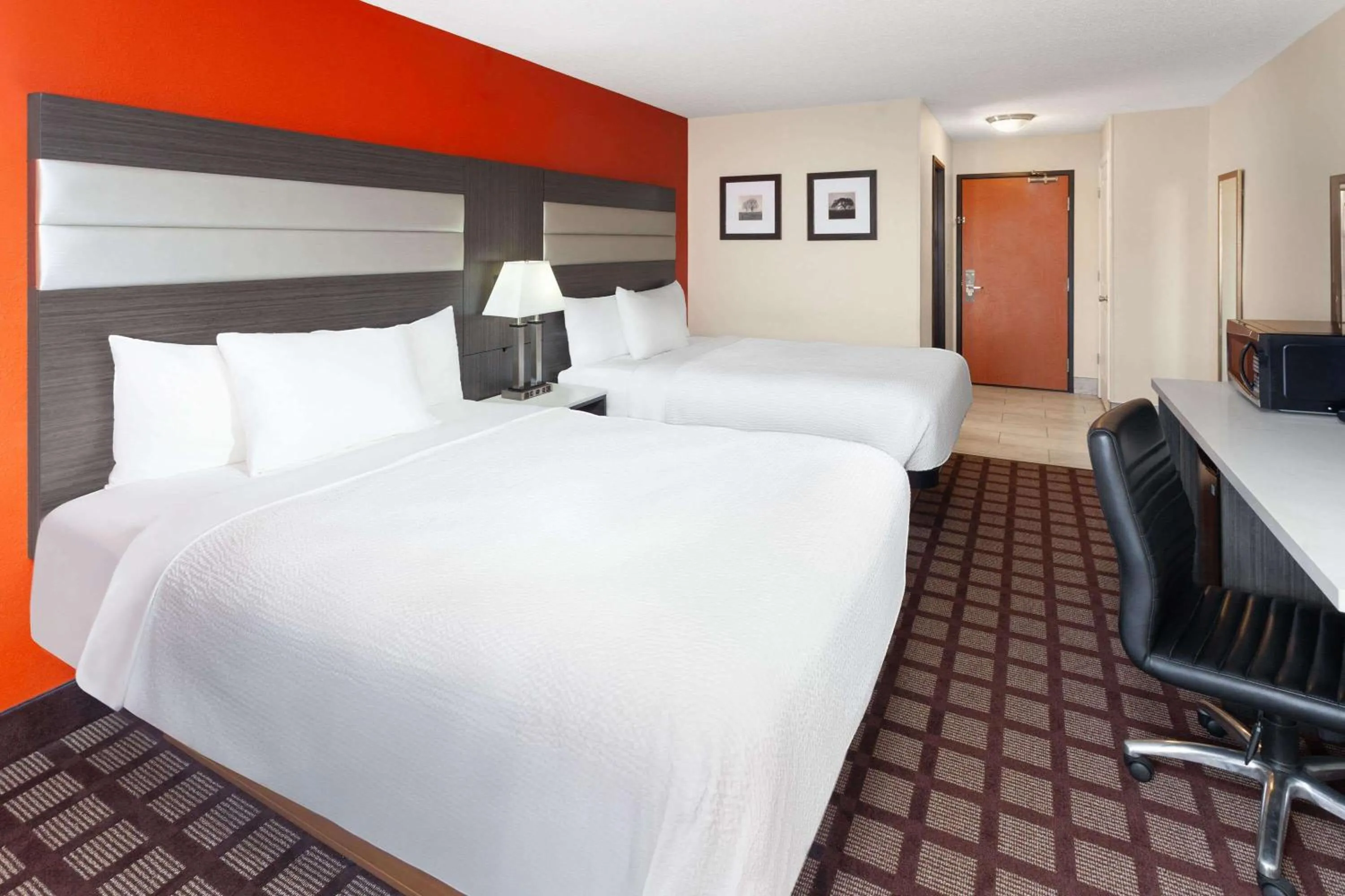 Photo of the whole room, Bed in AmericInn by Wyndham Hudson