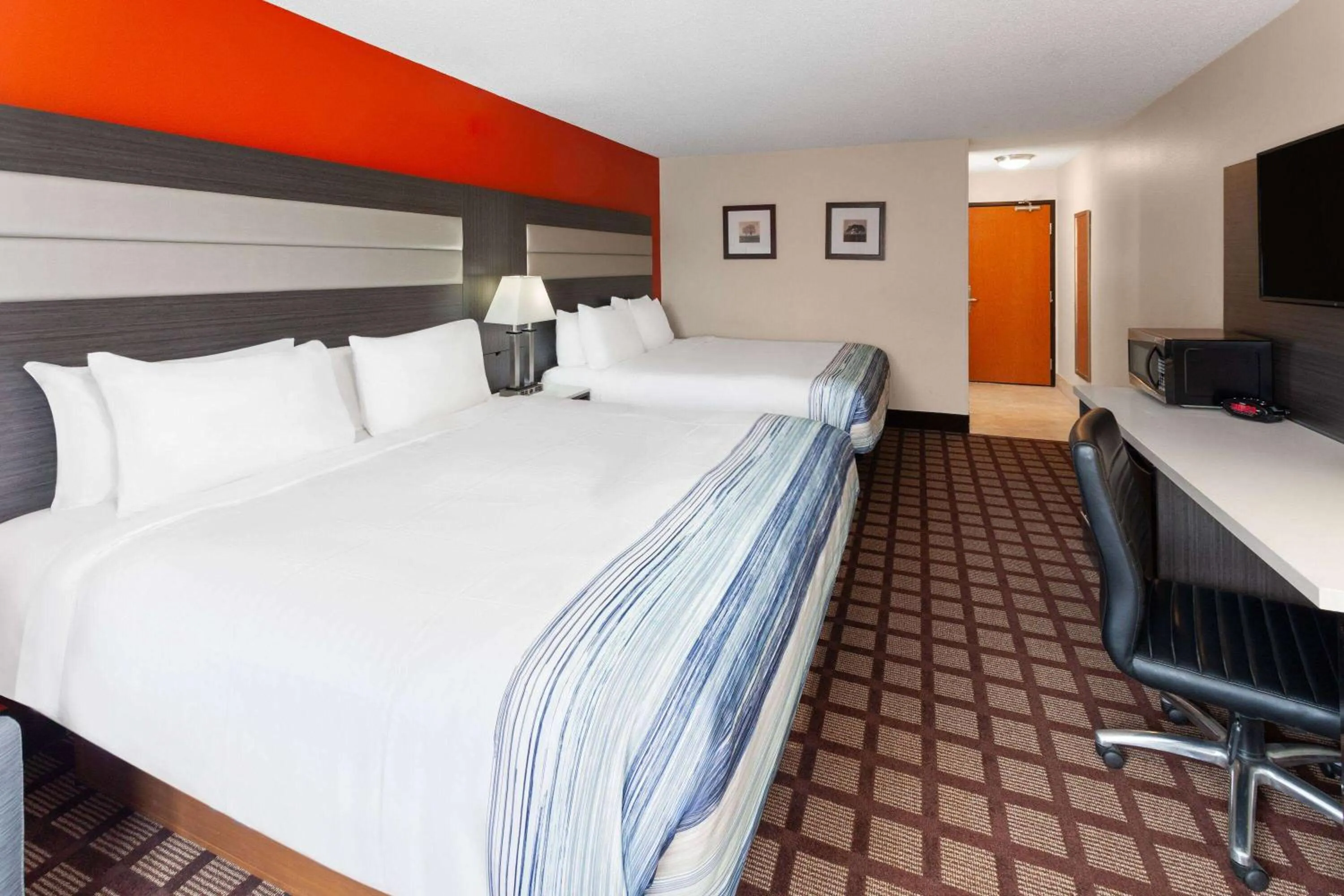 Photo of the whole room, Bed in AmericInn by Wyndham Hudson