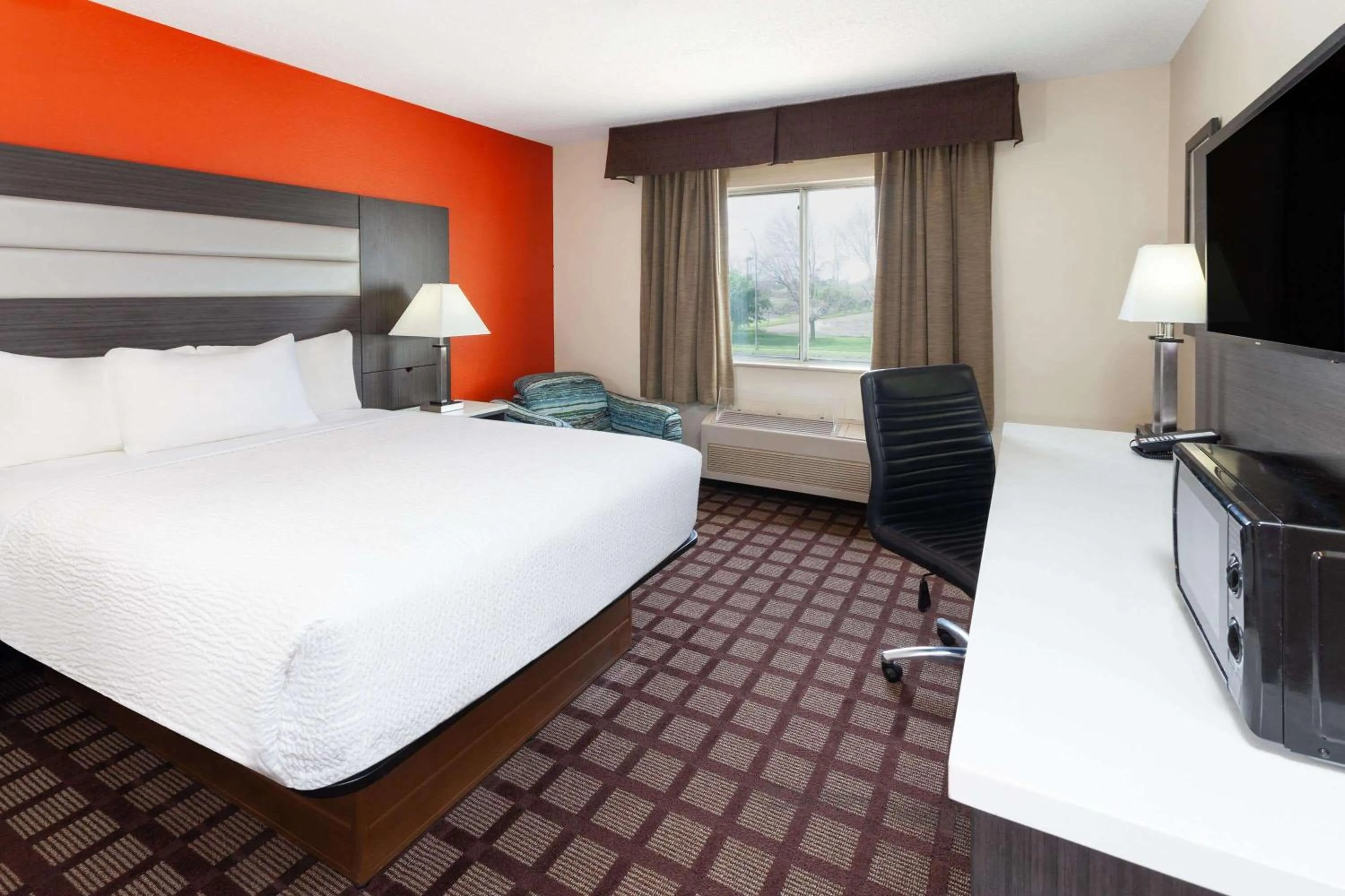Photo of the whole room, Bed in AmericInn by Wyndham Hudson