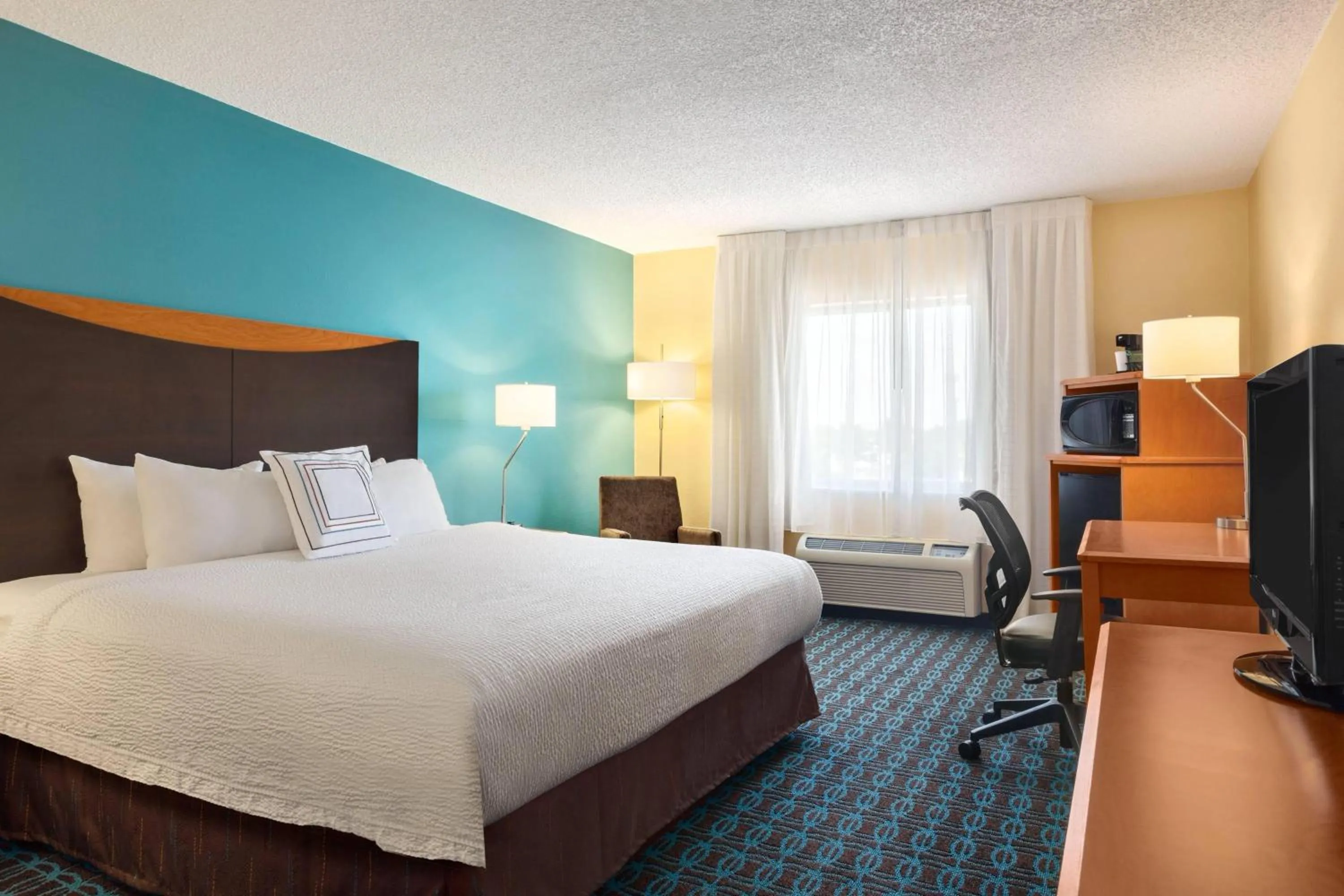 Photo of the whole room, Bed in Fairfield Inn & Suites by Marriott Norman