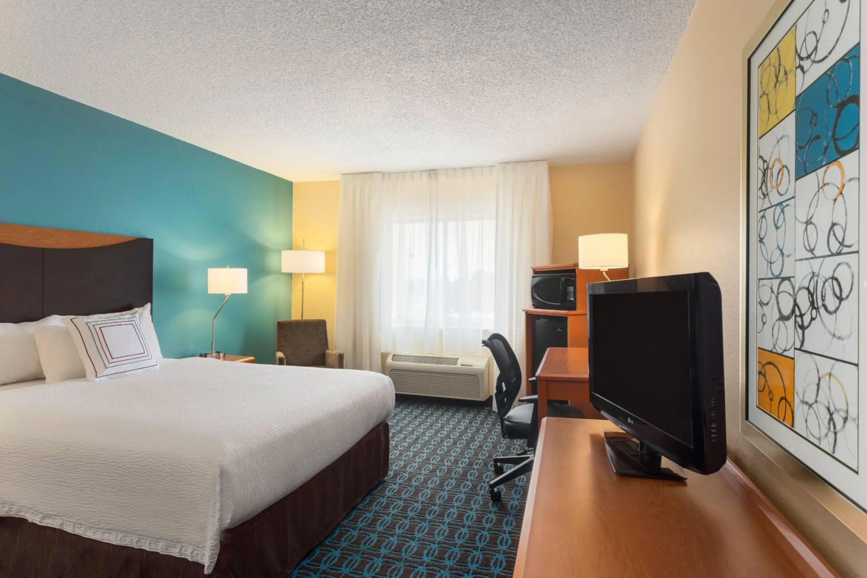 Photo of the whole room, Bed in Fairfield Inn & Suites by Marriott Norman