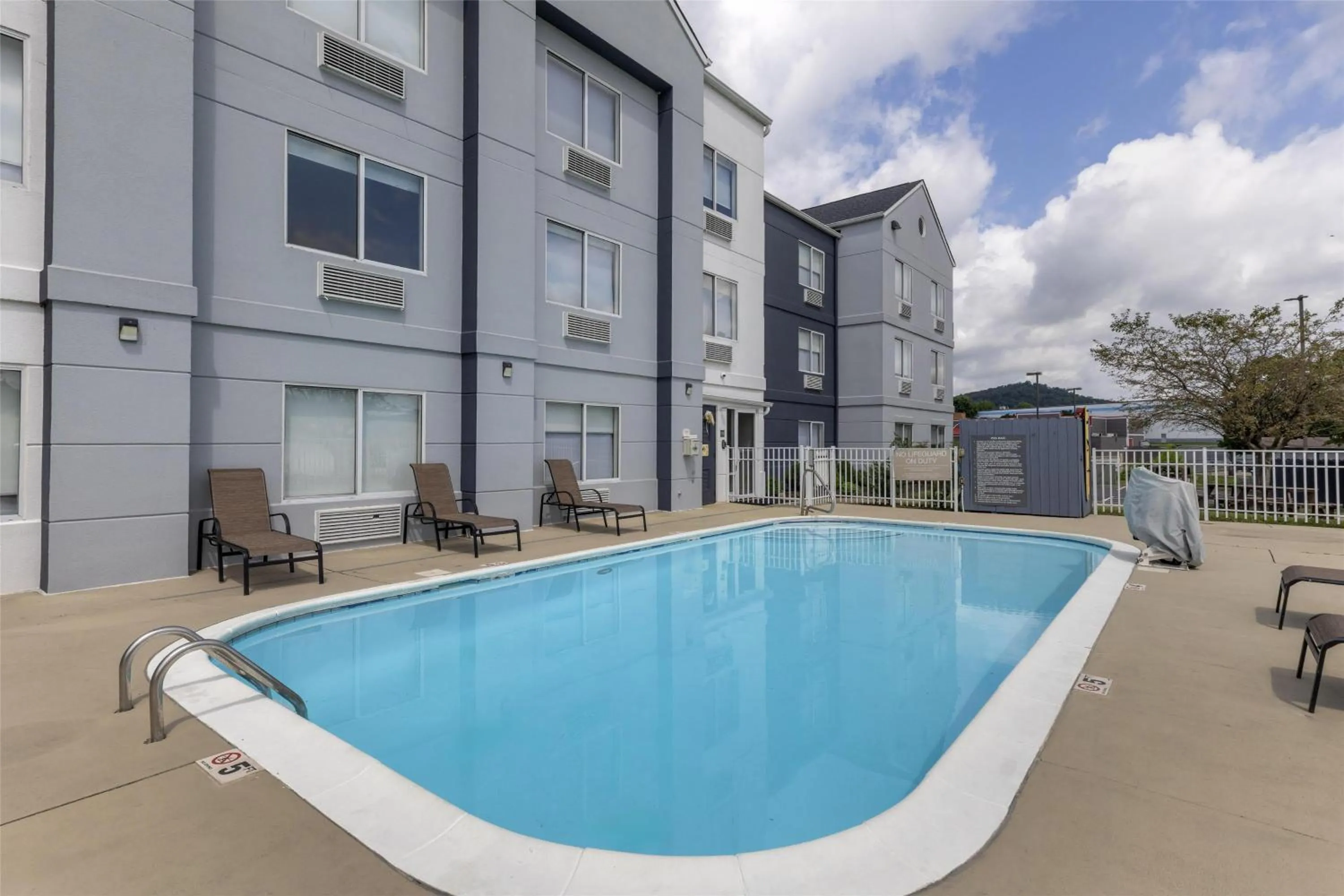 Pool view in Best Western Louisville South - Shepherdsville