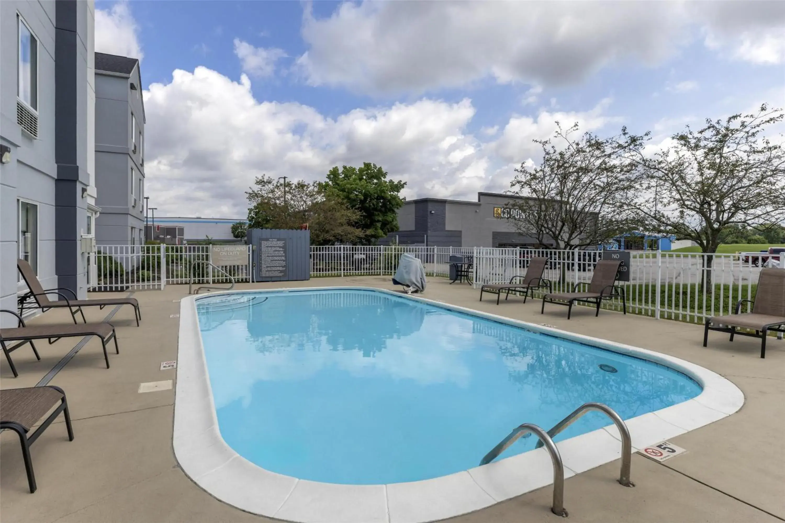 Pool view in Best Western Louisville South - Shepherdsville Pool view in Best Western Louisville South - Shepherdsville