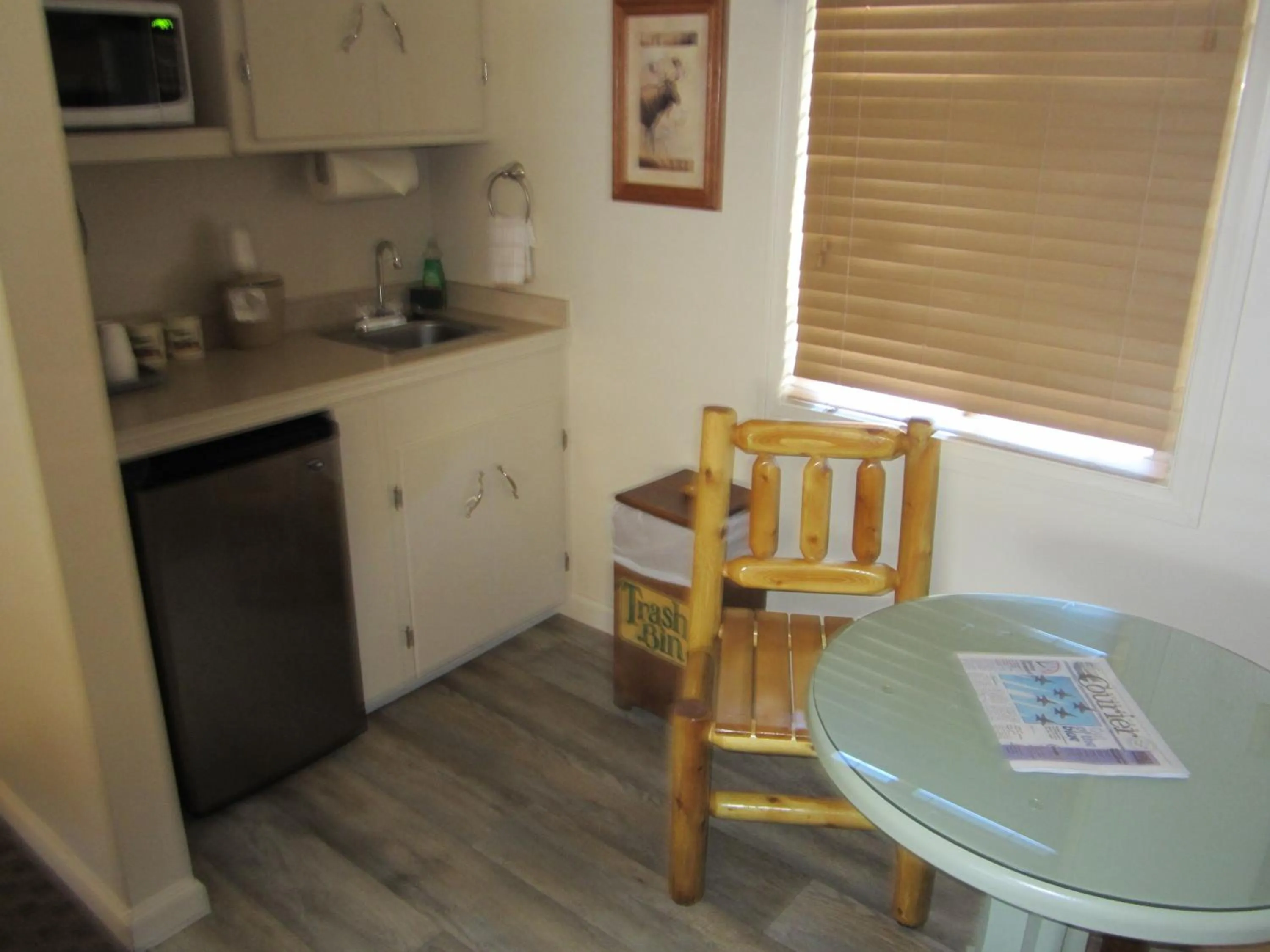 Kitchen or kitchenette in Sequoia Lodge