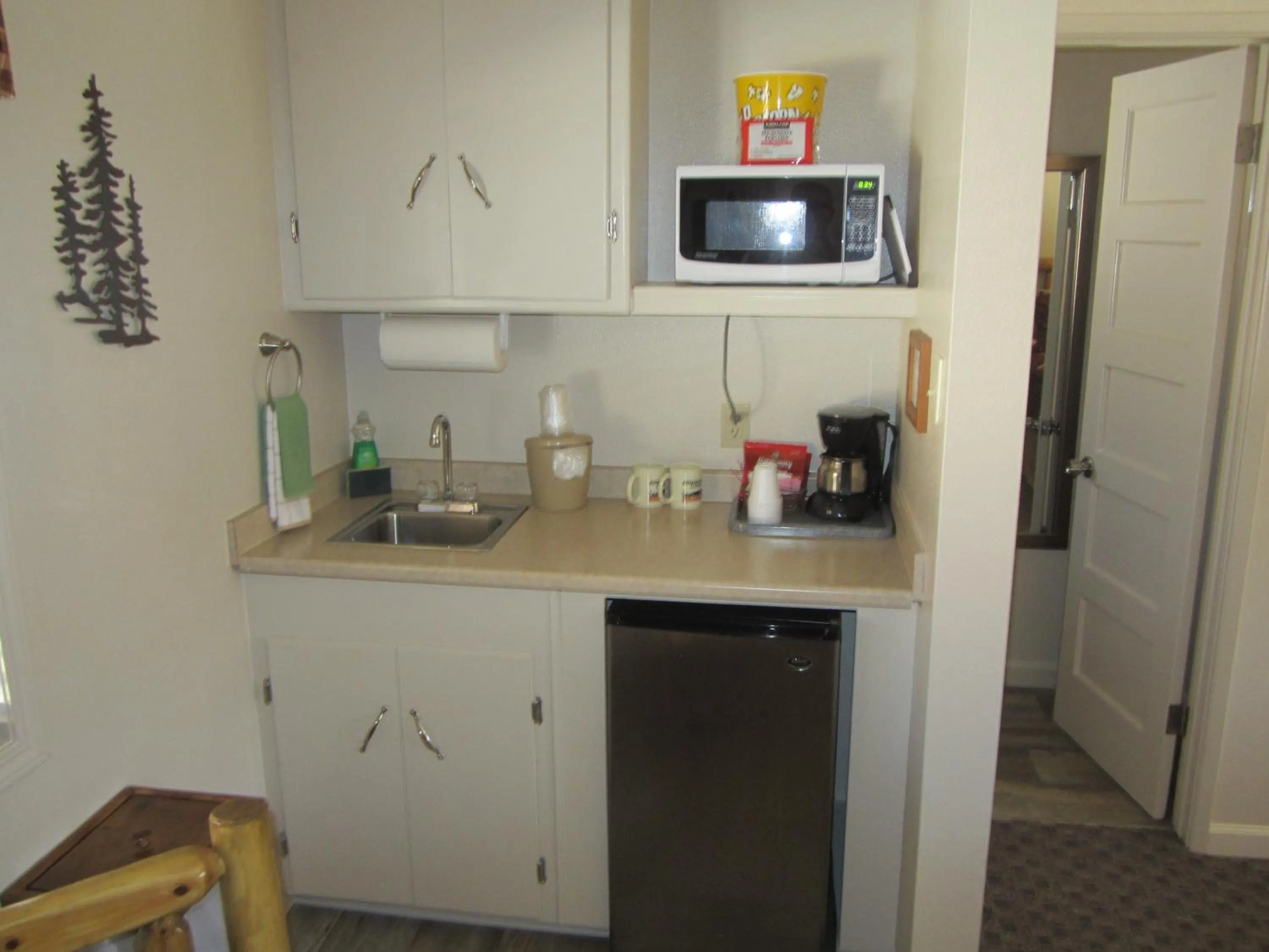Kitchen or kitchenette in Sequoia Lodge