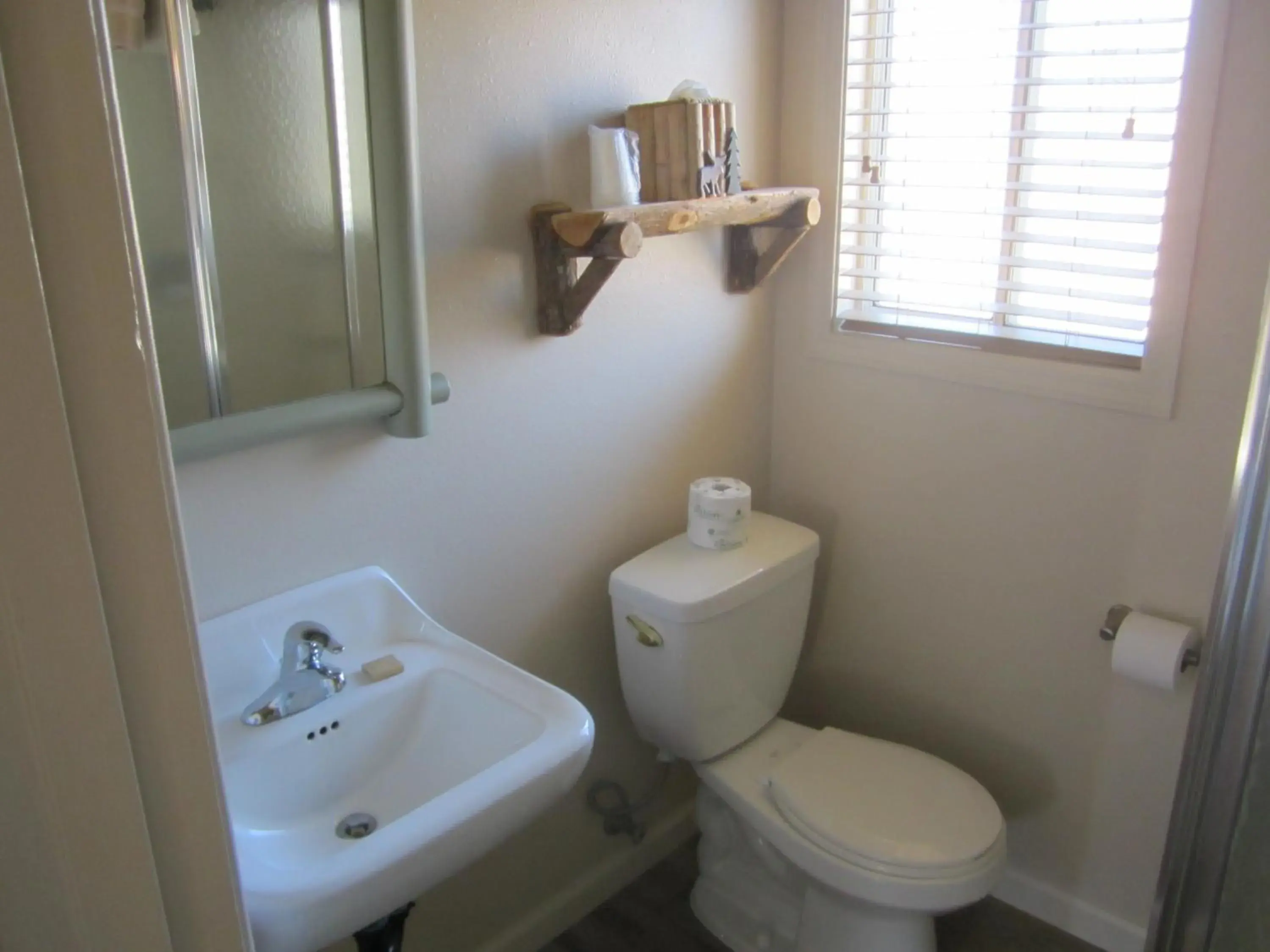 Queen Room in Sequoia Lodge Queen Room in Sequoia Lodge