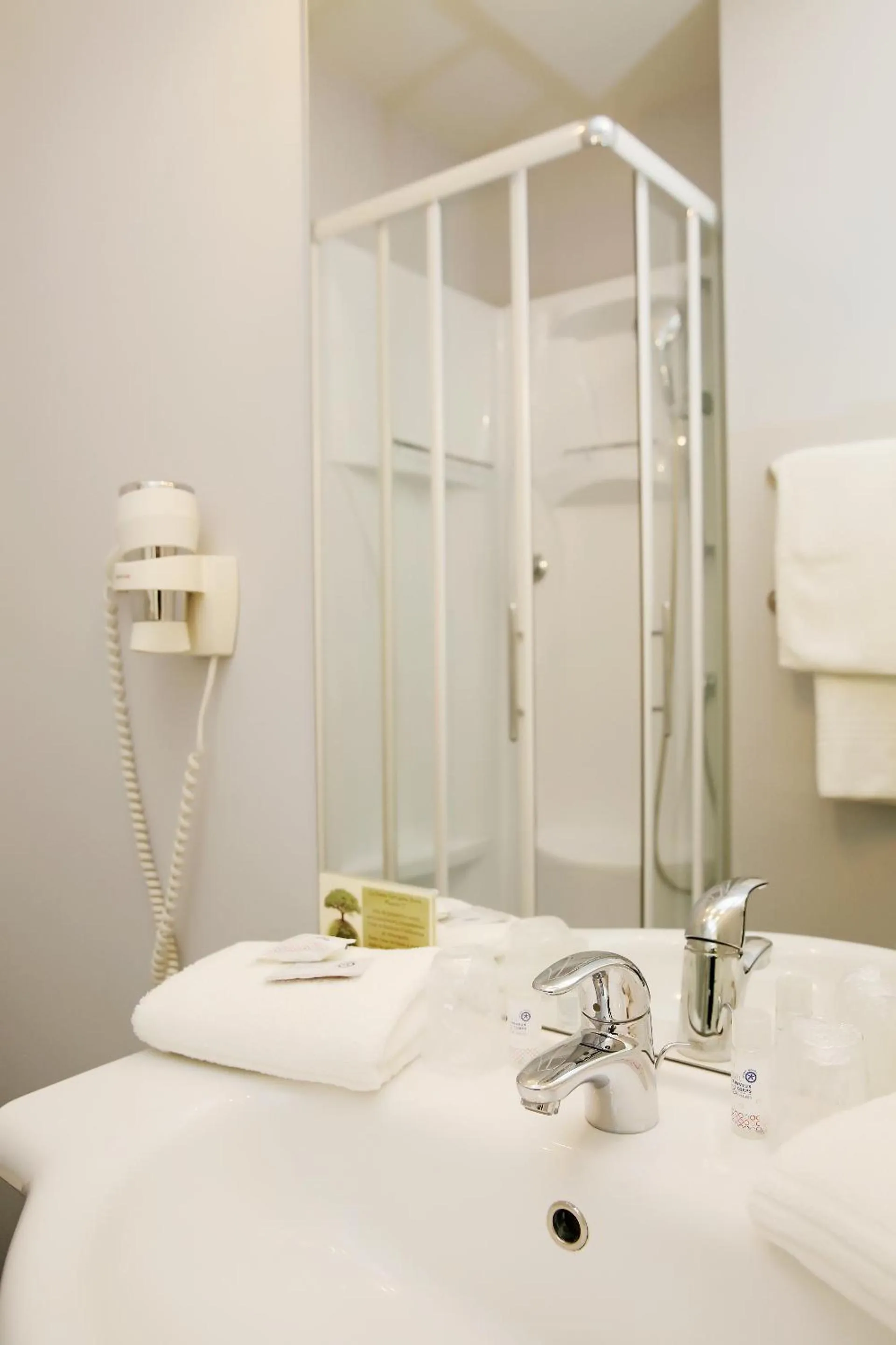 Bathroom in The Originals City, Hôtel Le Causséa, Castres