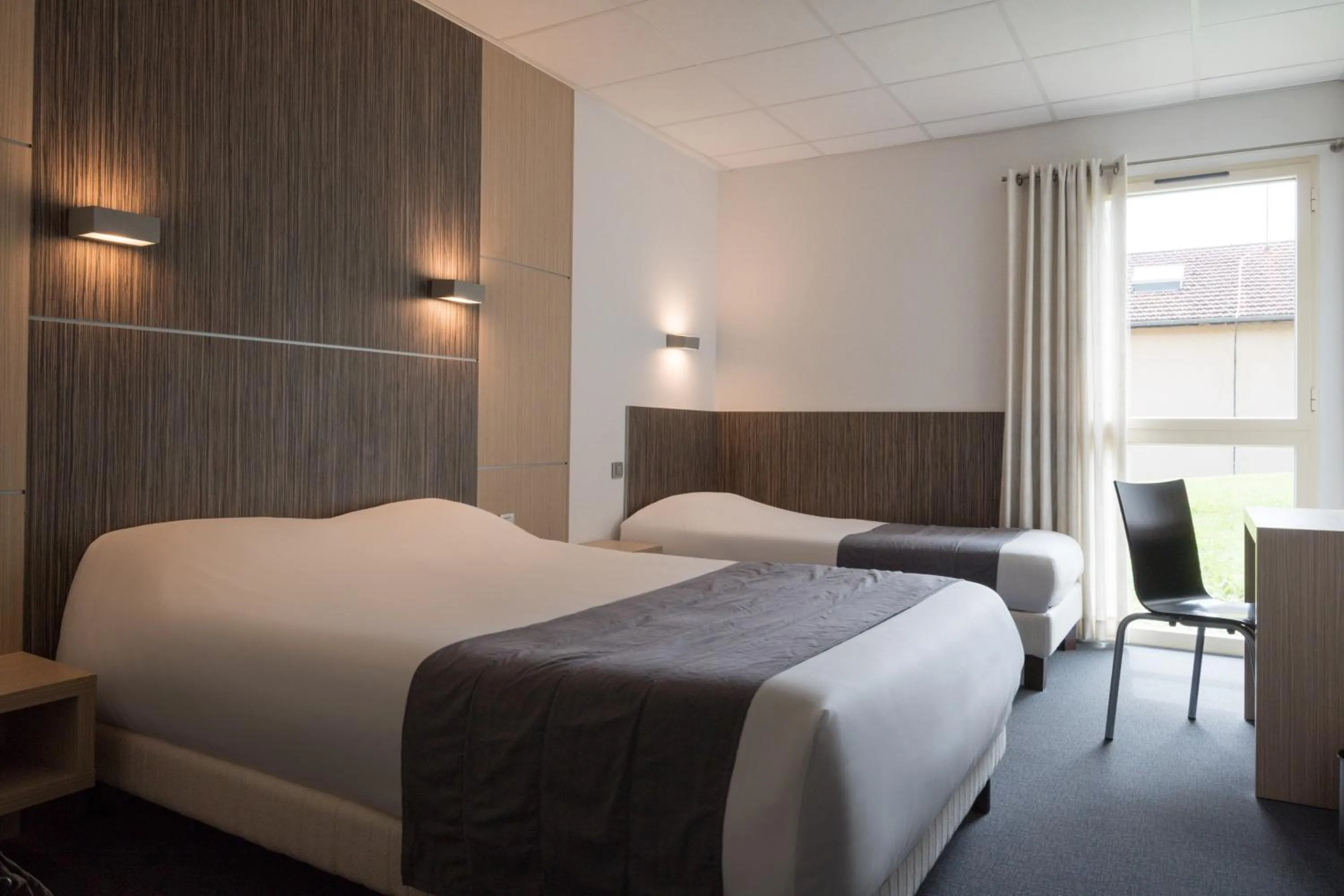 Photo of the whole room, Bed in The Originals City, Hôtel Le Causséa, Castres