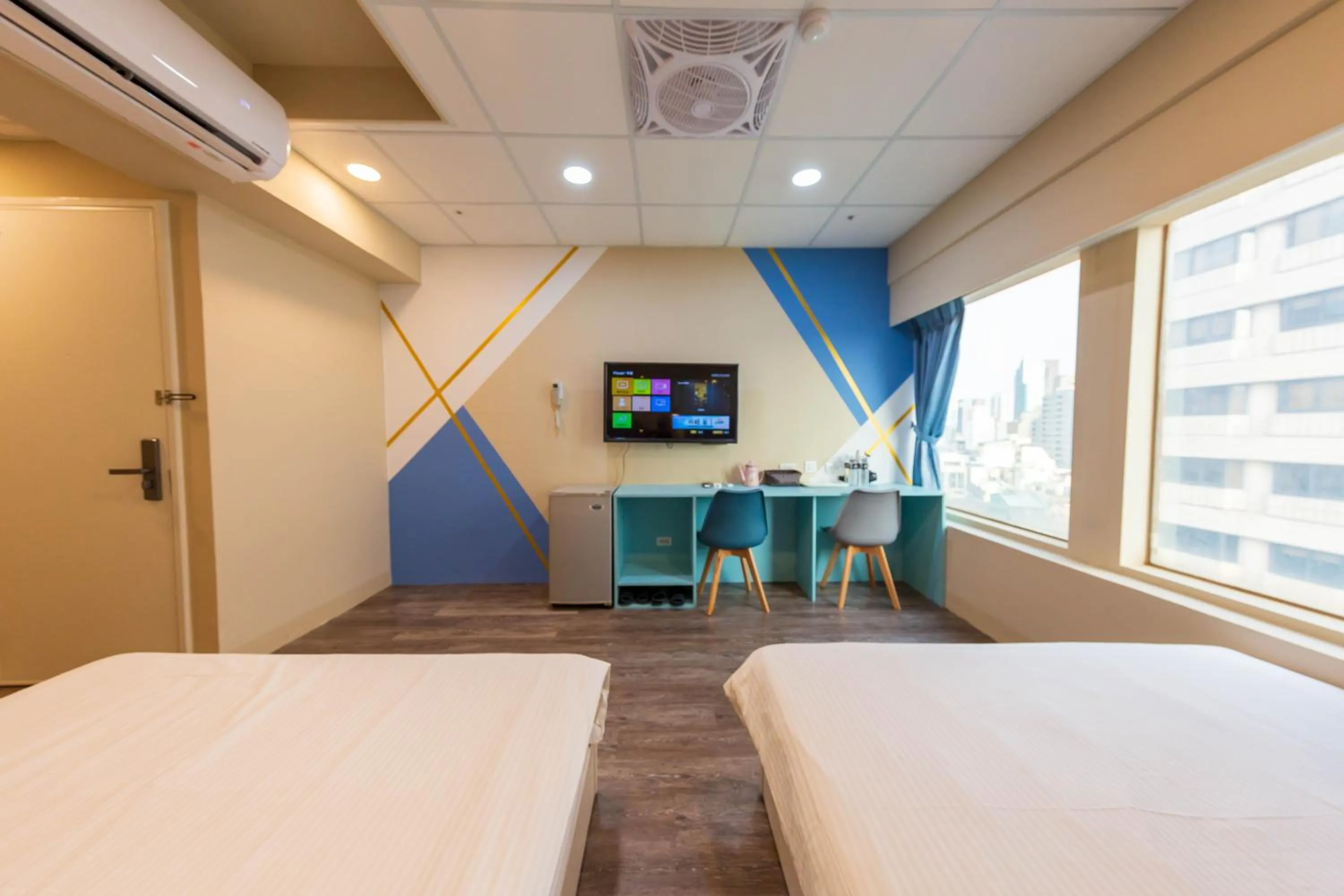 Photo of the whole room, Bed in Liu He Su Hotel