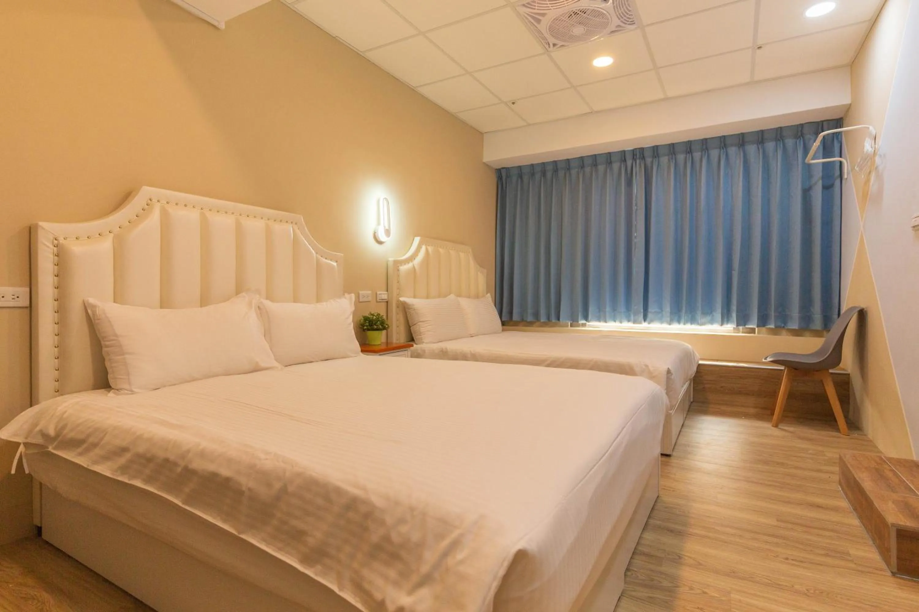 Photo of the whole room, Bed in Liu He Su Hotel