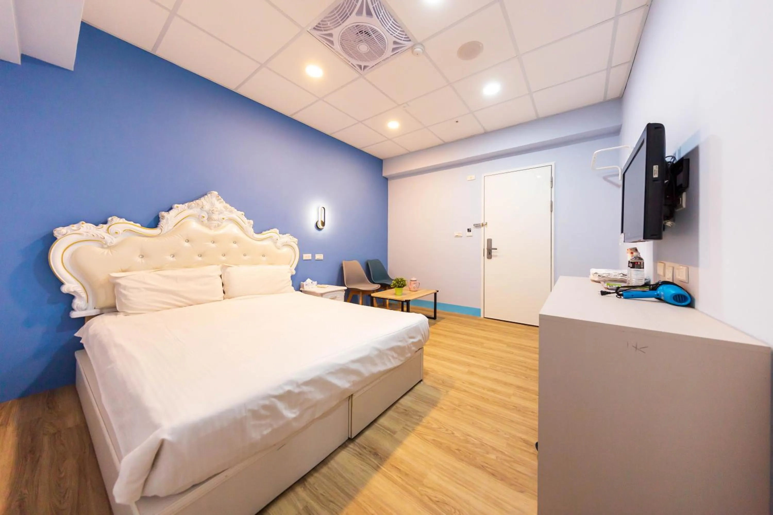 Photo of the whole room, Bed in Liu He Su Hotel