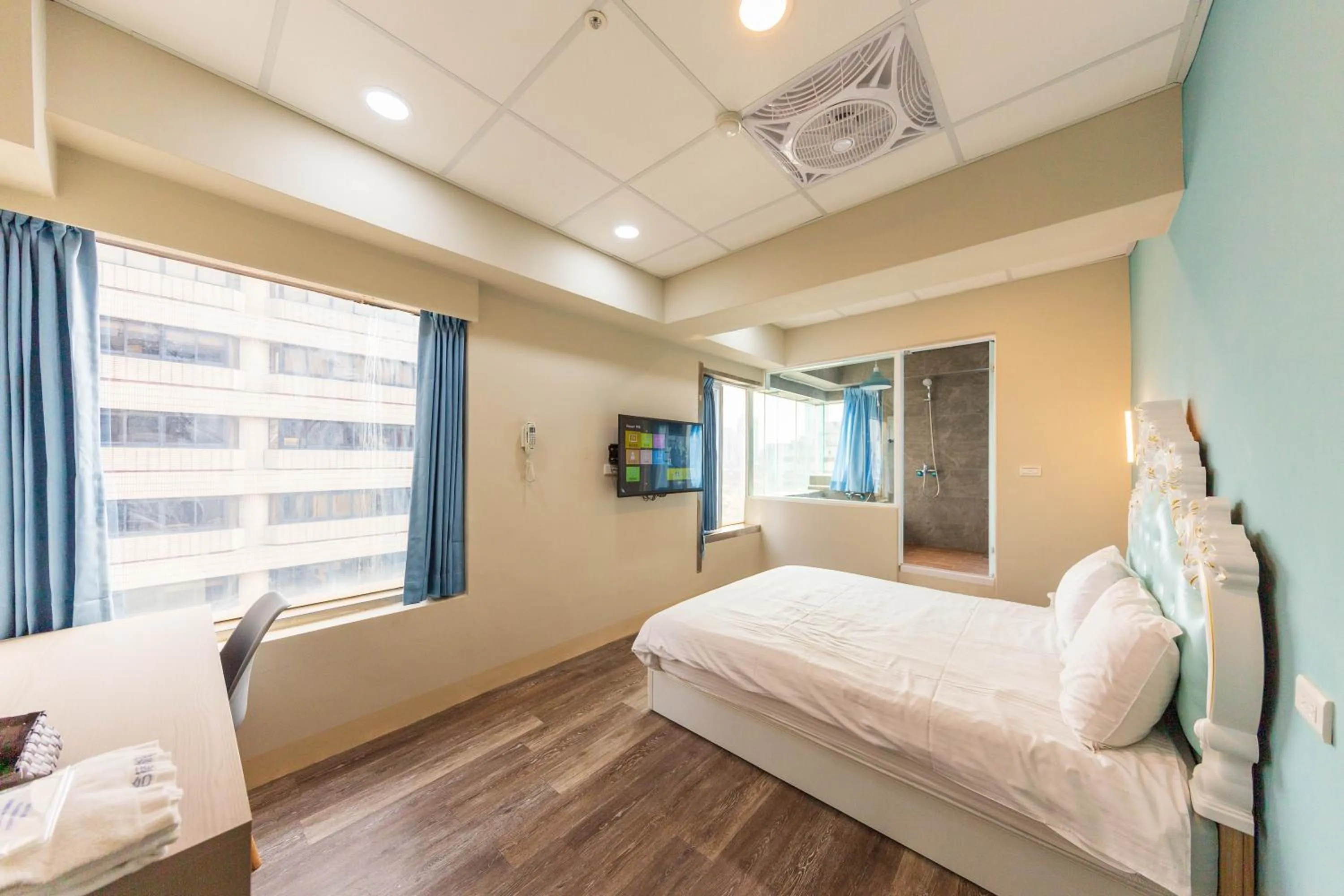 Photo of the whole room, Bed in Liu He Su Hotel