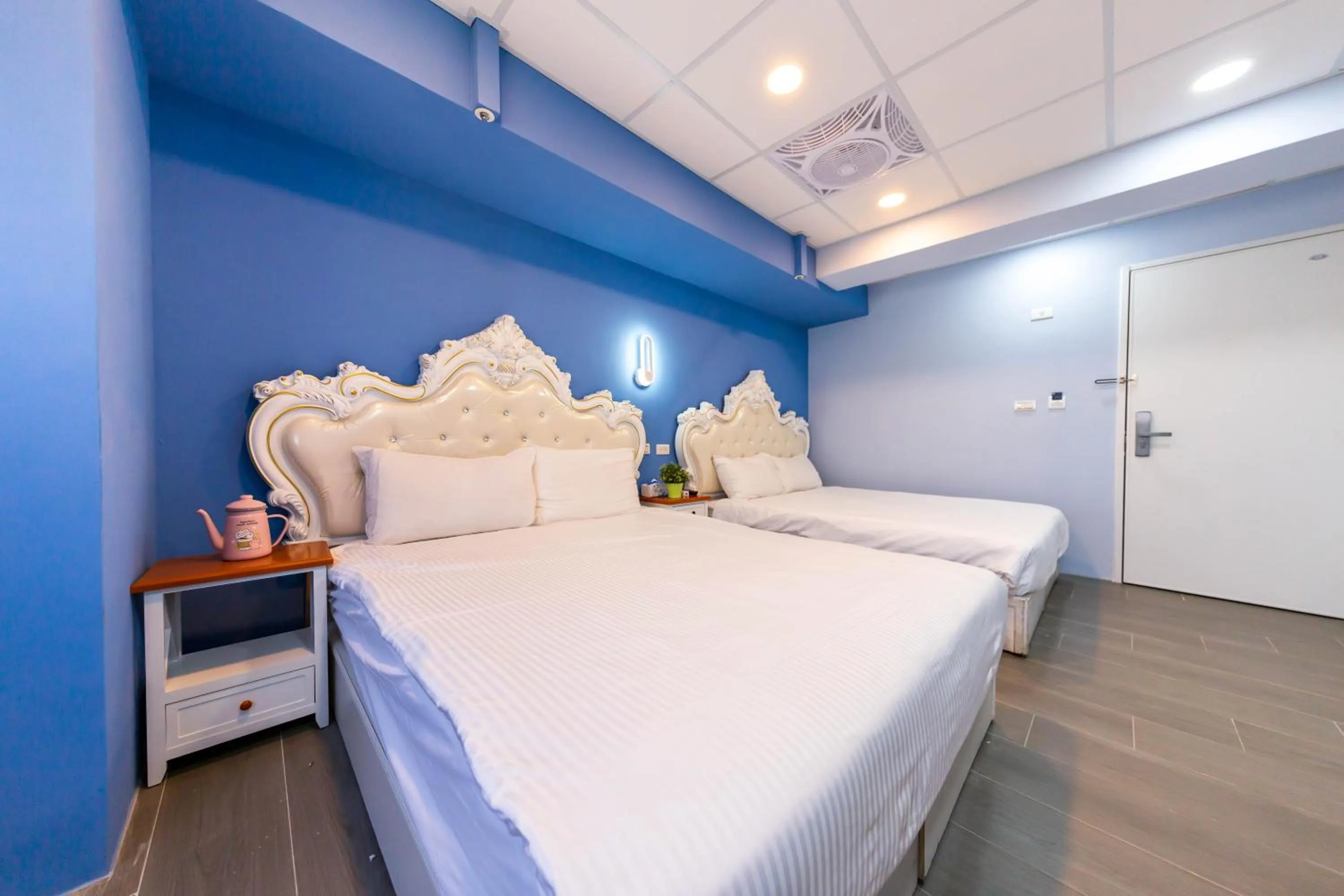 Photo of the whole room, Bed in Liu He Su Hotel